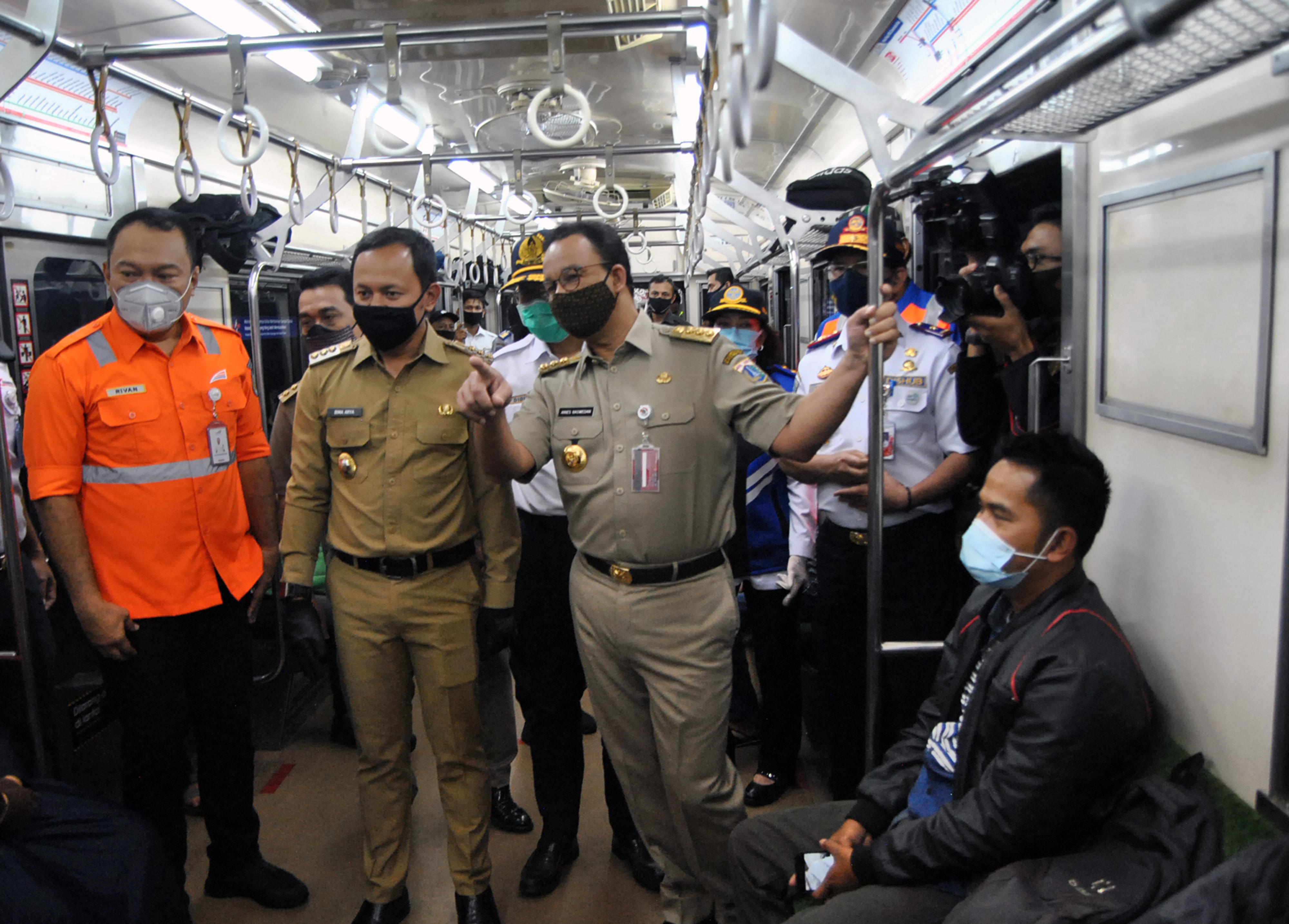 Gubernur DKI Jakarta Anies Baswedan (ketiga kanan) bersama Wali Kota Bogor Bima Arya (kedua kiri) meninjau protokol kesehatan di KRL