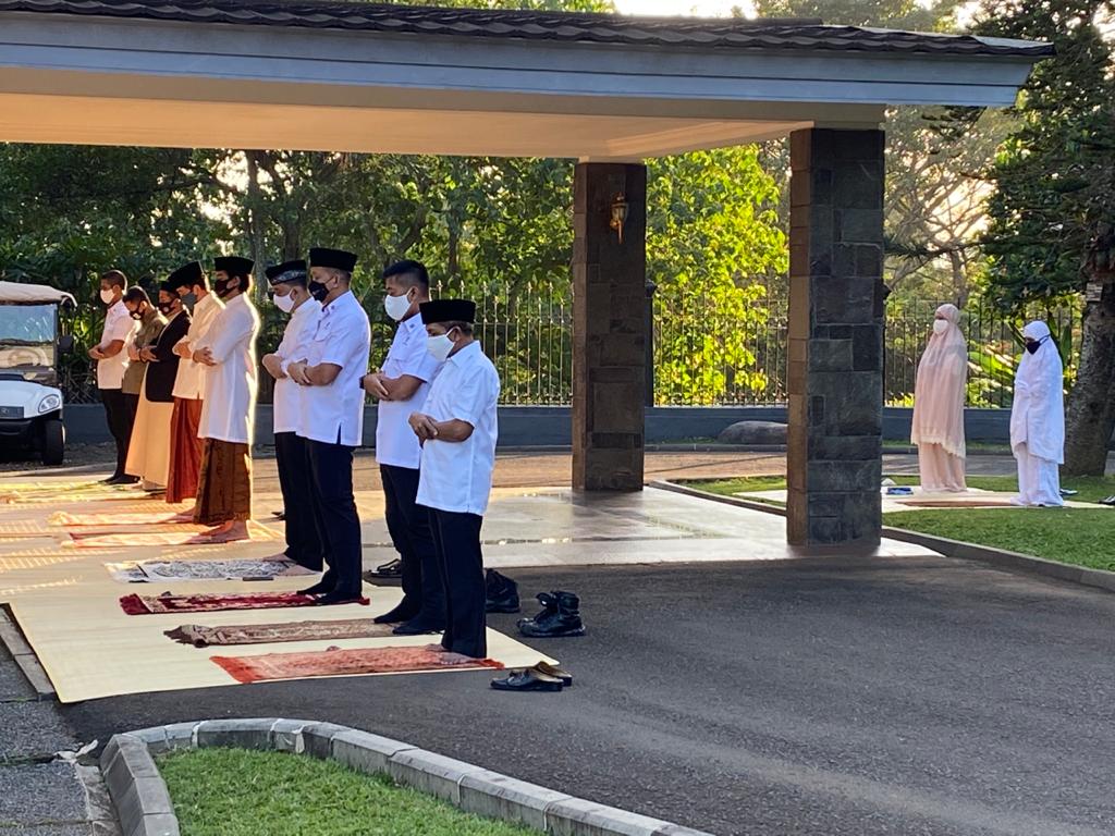 Presiden Joko Widodo beserta keluarga melaksanakan Solat Idul Adha di Halaman Wisma Bayurini, Kompleks Istana Kepresidenan Bogor, Jawa Barat