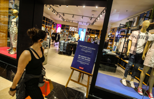 Ilustrasi - Pengunjung mal melewati toko Jeans Levi's di Pondok Indah Mall 2, Jakarta, Senin (15/6/2020). 