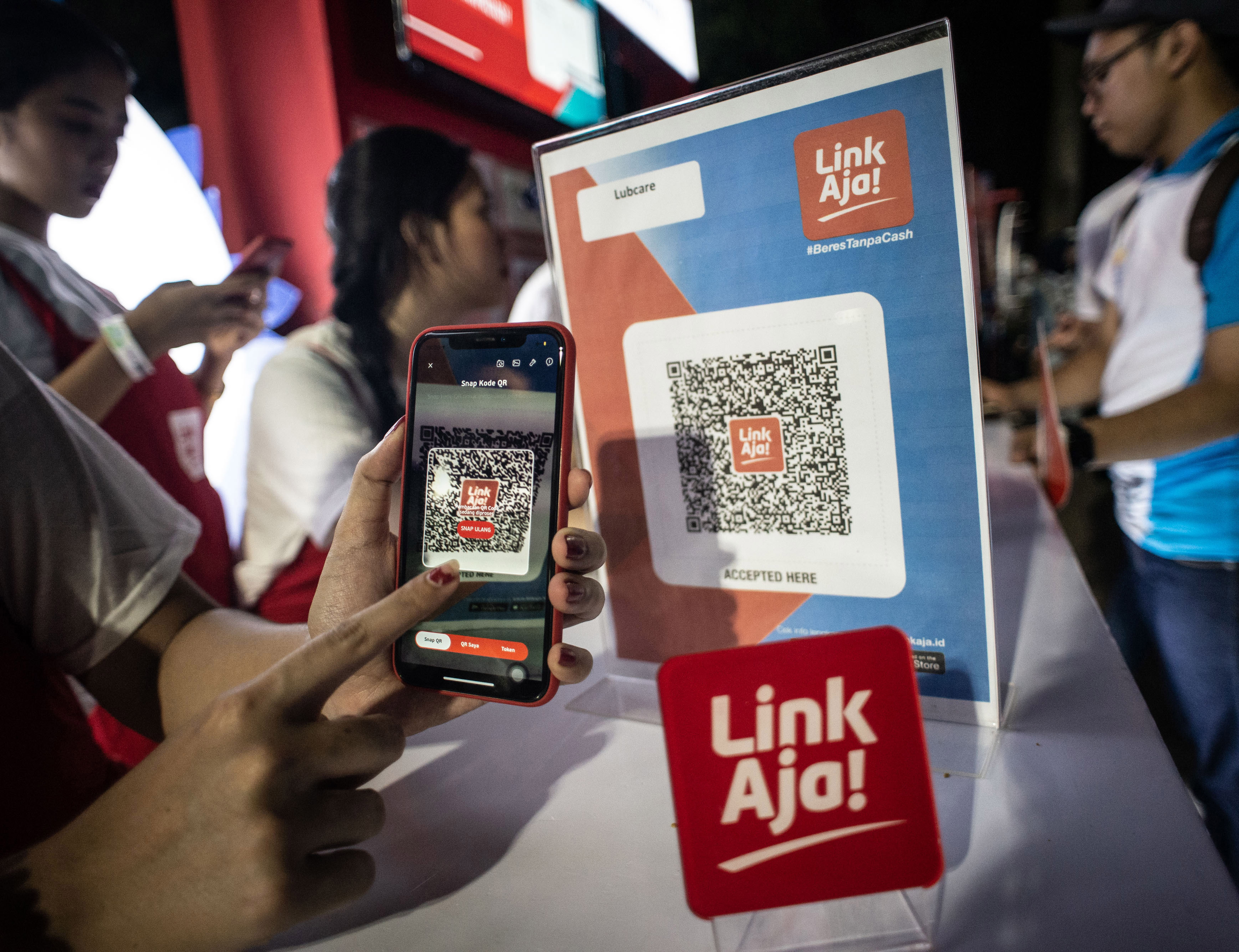 Pengunjung melakukan transaksi menggunakan layanan keuangan berbasis elektronik LinkAja