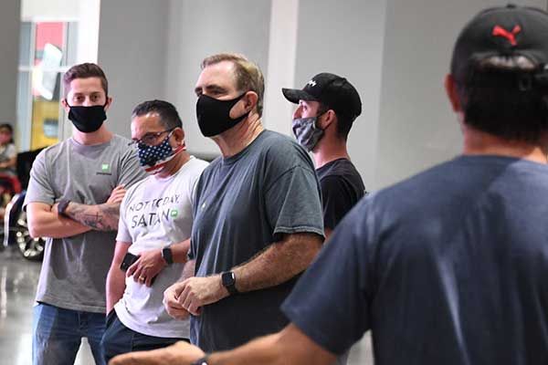 Warga Amerika Serikat yang menggunakan masker.