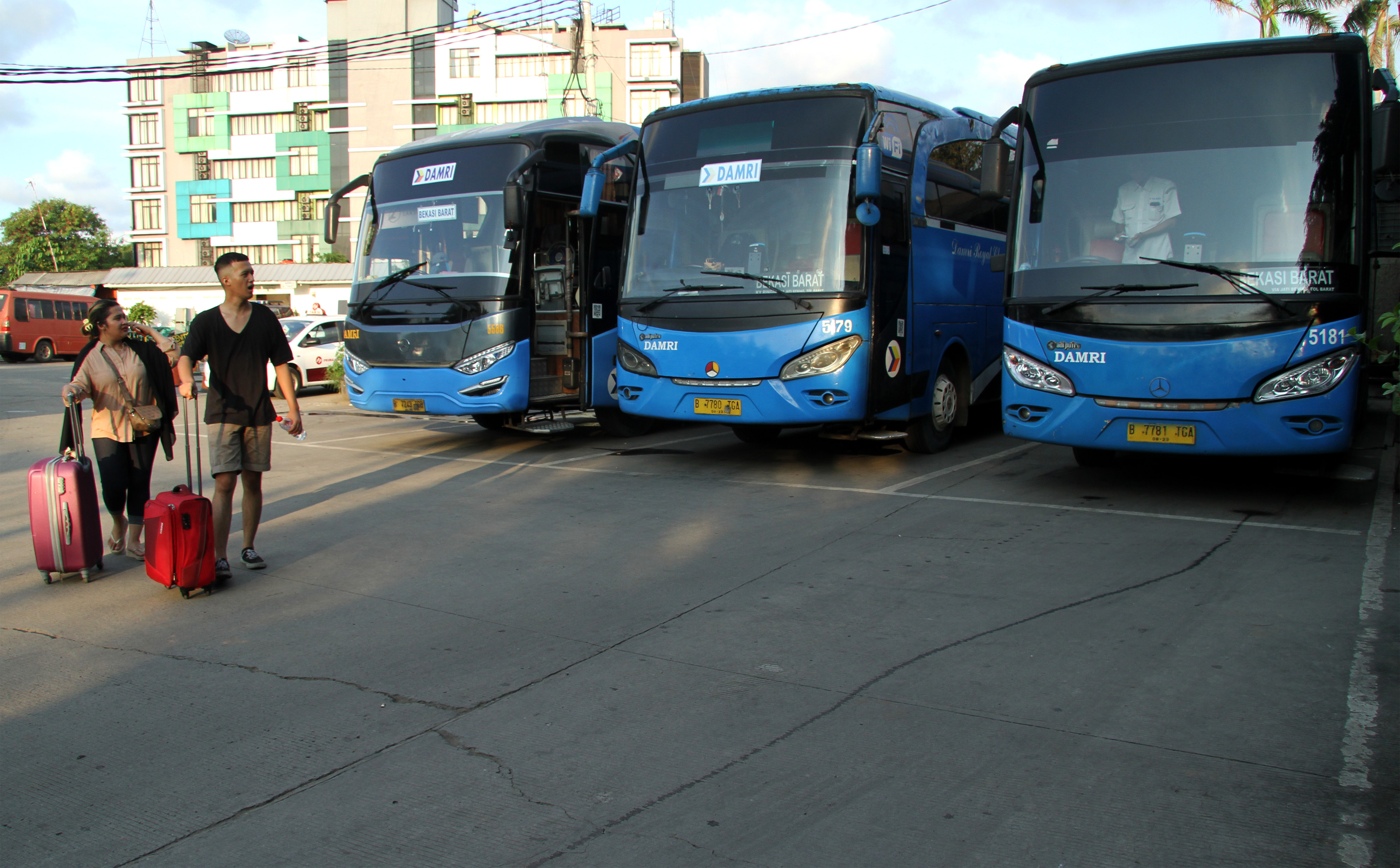 Sejumlah bus angkutan Bandara Soekarno Hatta, Damri terparkir menunggu penumpang di Terminal Kayuringin Jaya, Bekasi.
