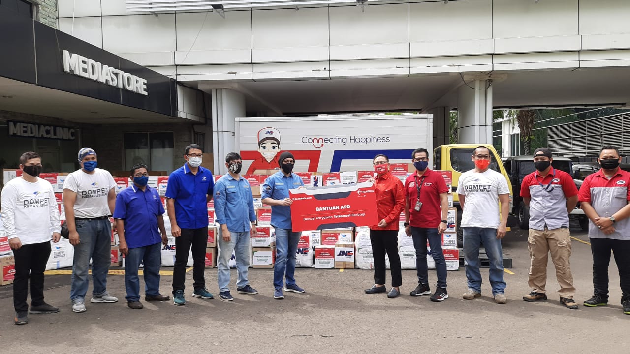VP Corcomm Telkomsel Denny Abidin menyerahkan donasi melalui benihbaik diterima Founder Benihbaik.com Andy F. Noya
