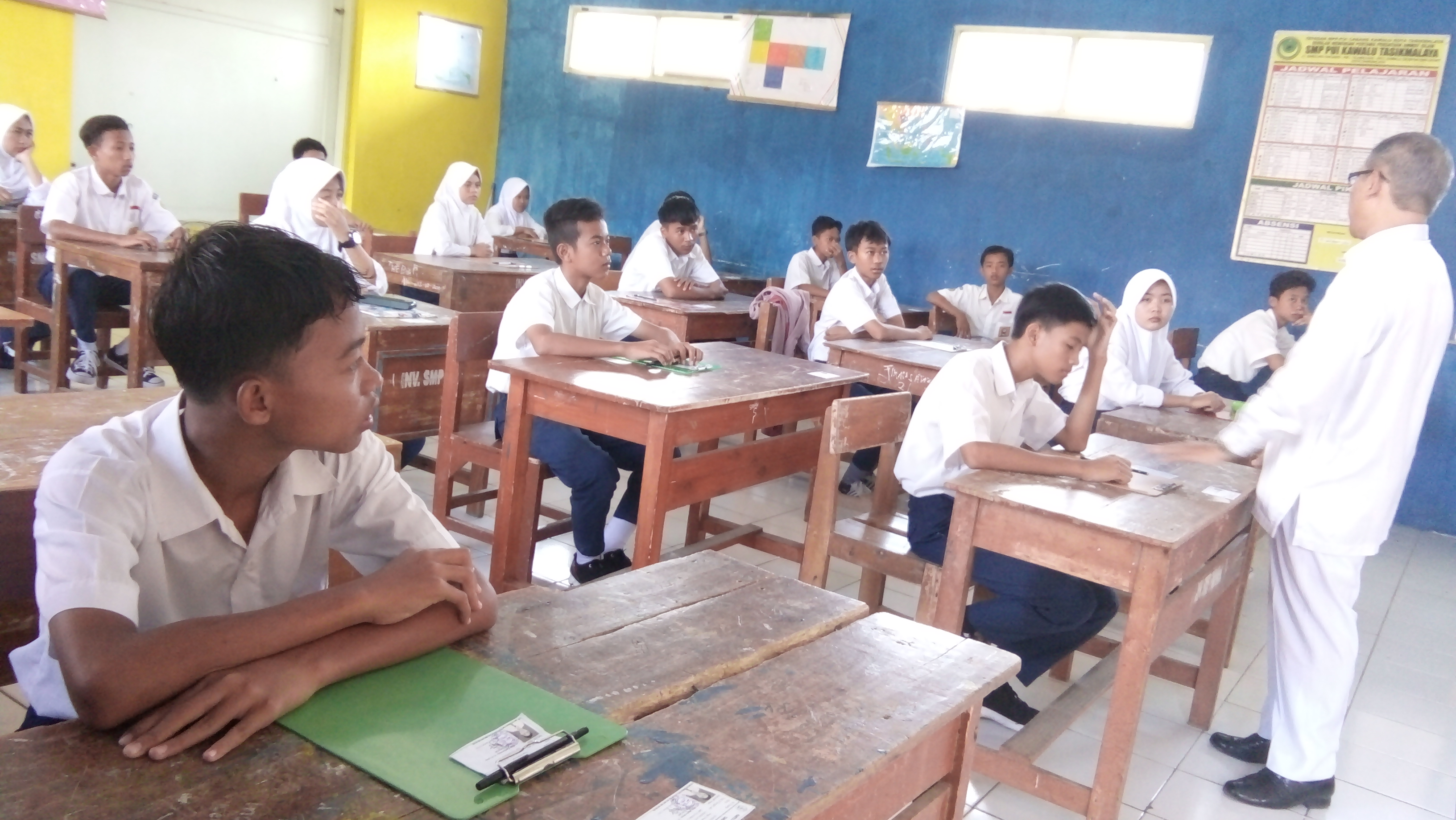 Kegiatan belajar mengajar di sebuah sekolah di Kota Tasikmalaya sebelum terjadi pandemi covid-19. Sejak pandemi siswa belajar di rumah.