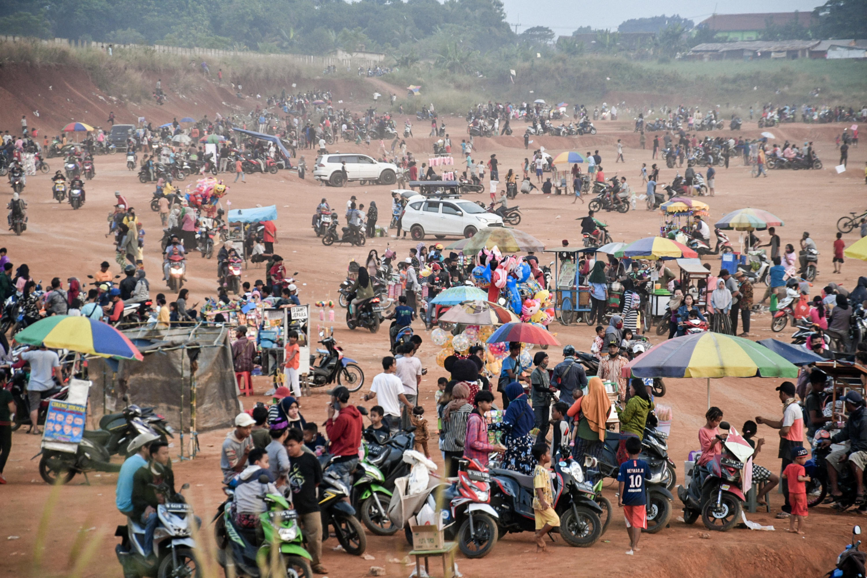  Warga beraktivitas pada sore hari di Lapangan Tanah Merah, Depok, Jawa Barat, Senin (29/6/2020)