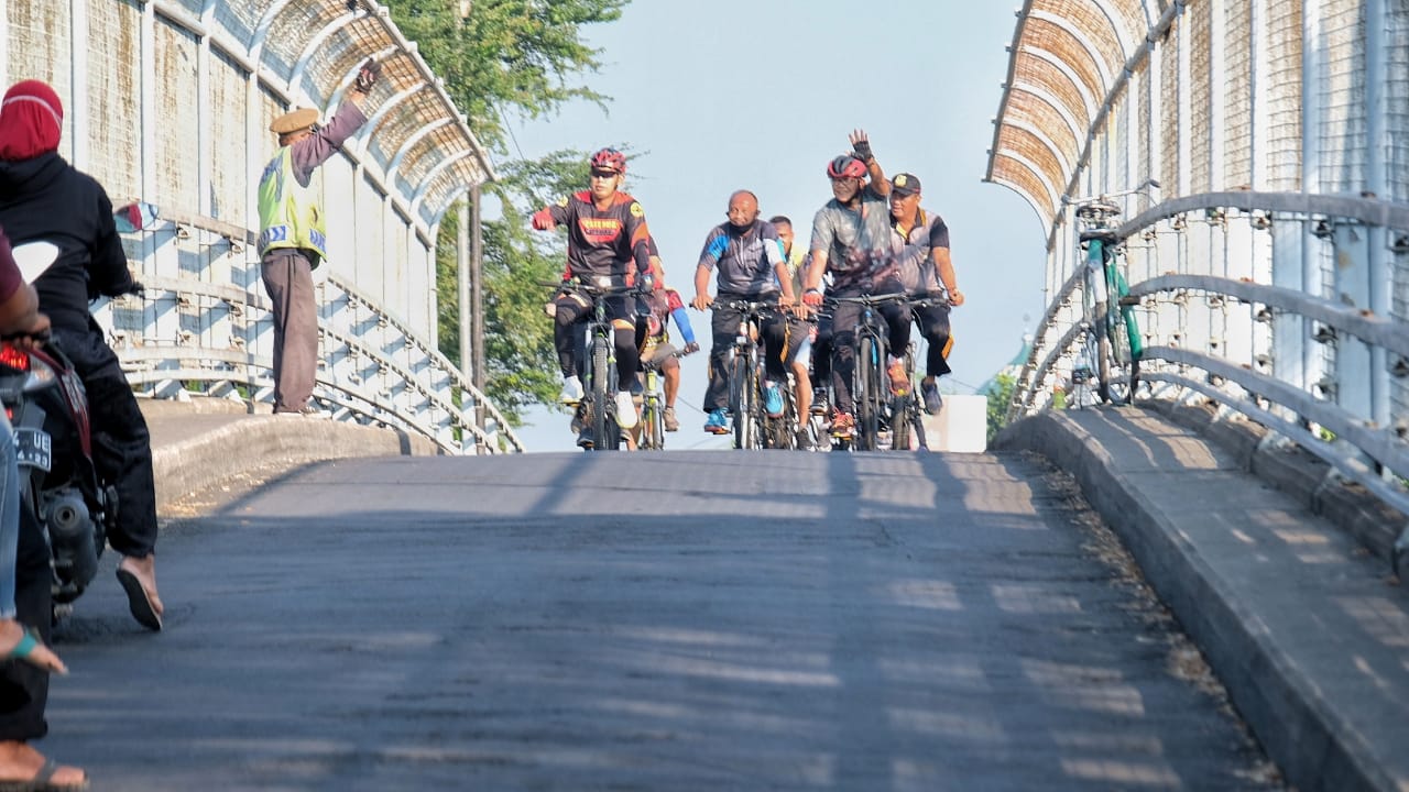 Selama masa pandemi covid-19 ini masyarakat diajak tetap semangat berolahraga dan menjalankan pola hidup sehat lainnya.