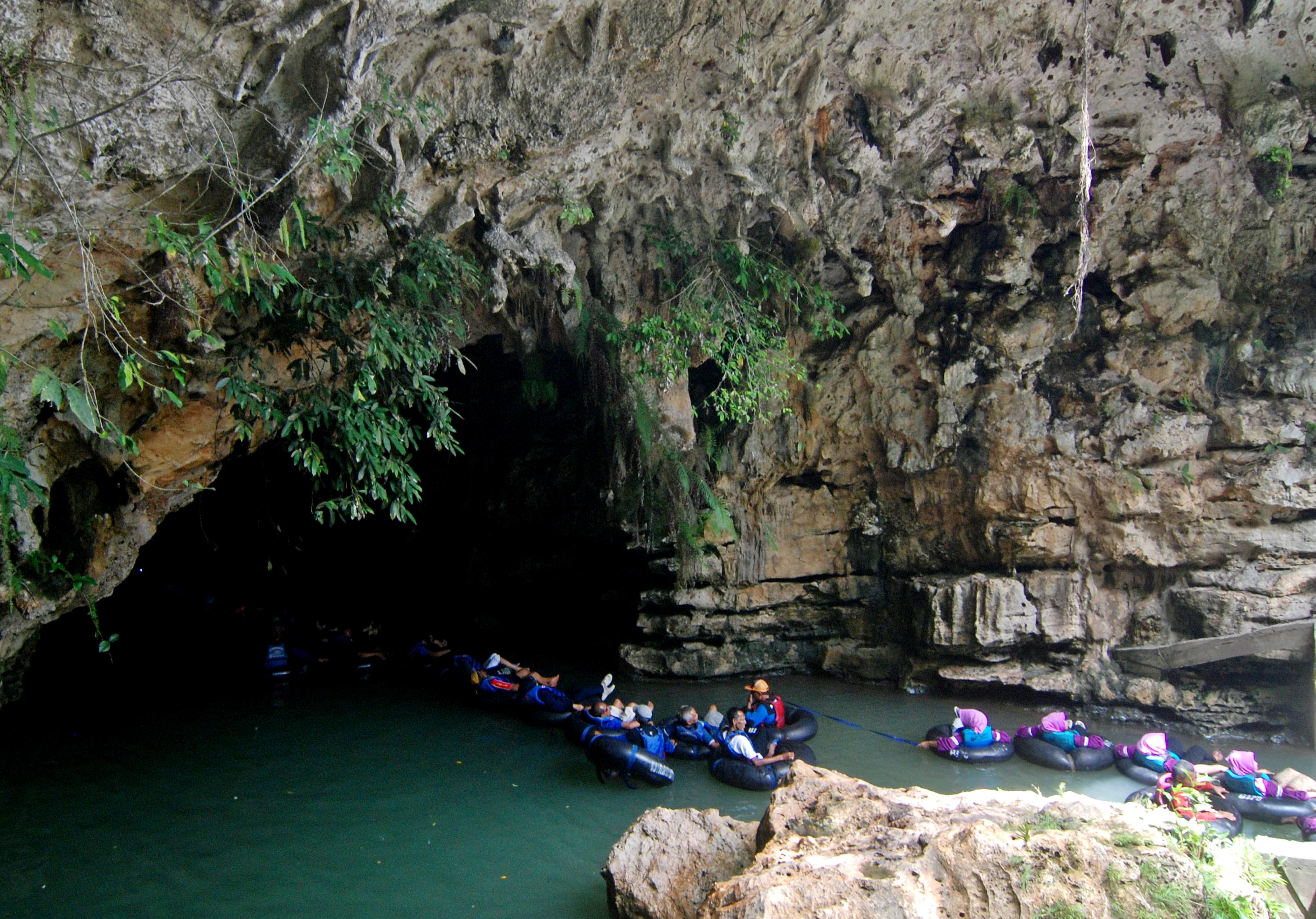 Sejumlah wisatawan menyusuri sungai di Gua Pindul dengan menggunakan ban di Desa Bejiharjo, Karangmojo Kabupaten Gunung Kidul