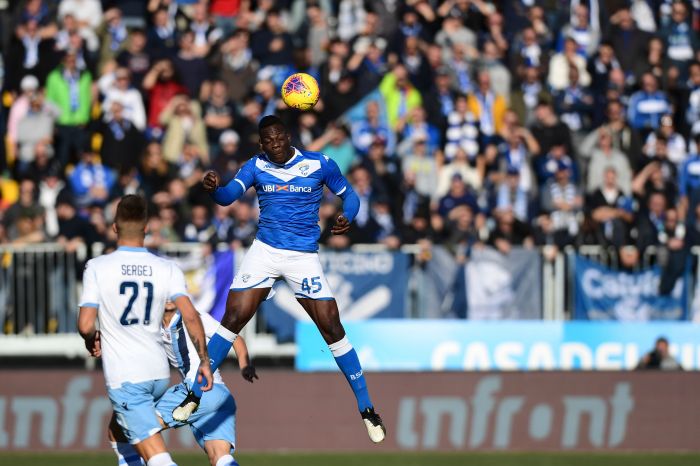  Pemain Brescia, Mario Balotelli, beraksi dalam laga Serie A di Stadion Mario-Rigamonti. 