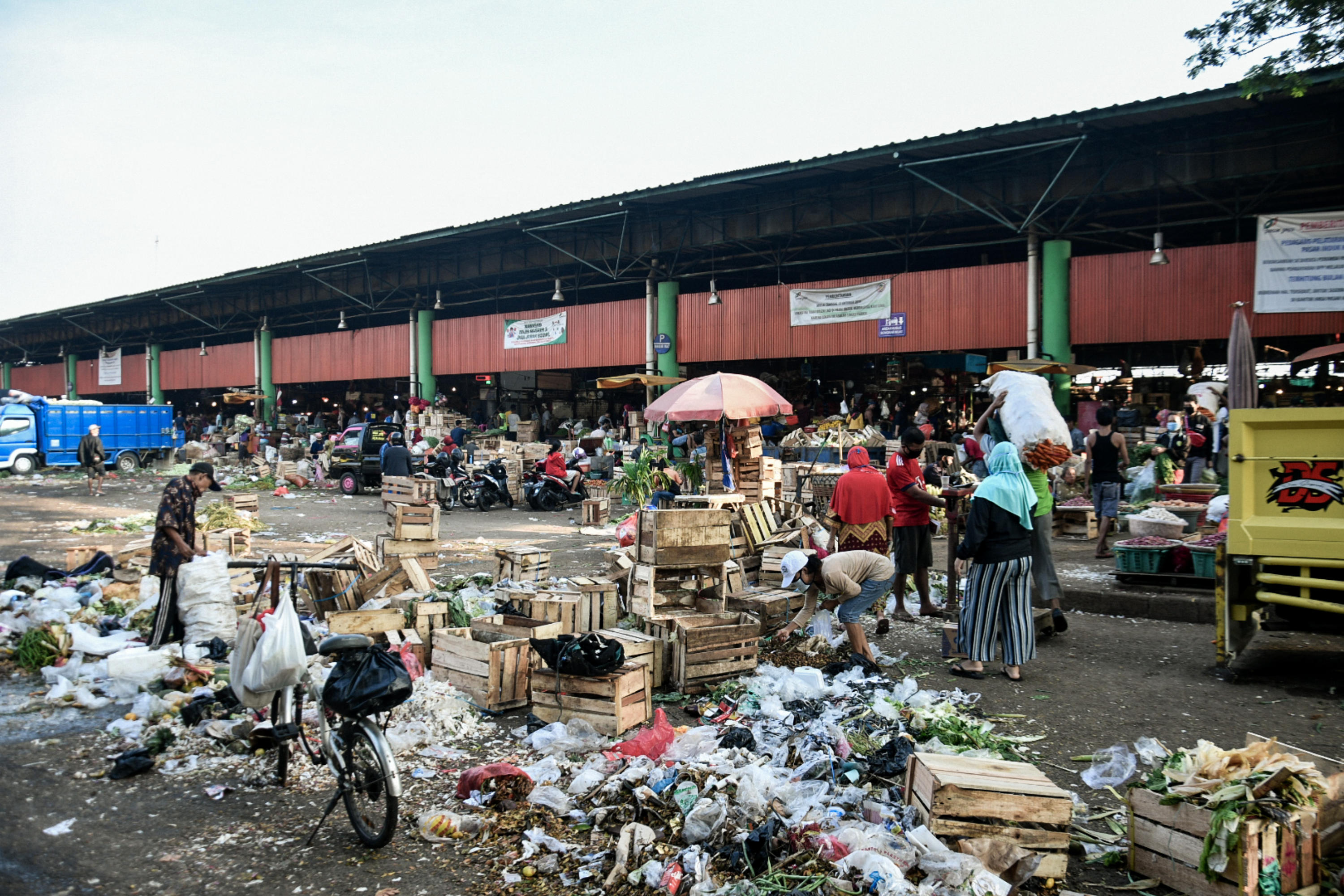 Pasar Induk Kramat Jati di masa PSBB