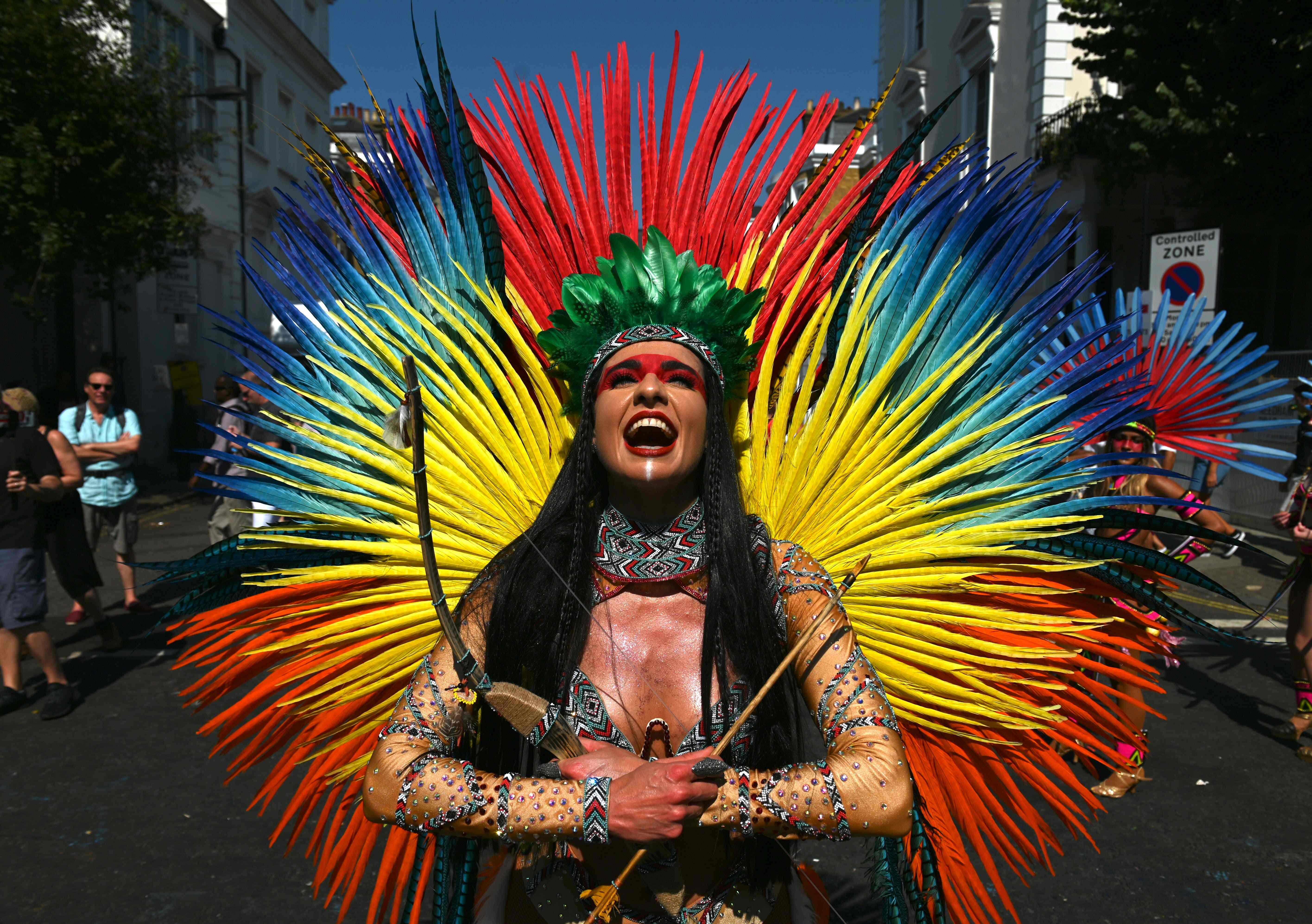 Para pemain berkostum ikut serta dalam parade utama Notting Hill Carnival di London barat pada 26 Agustus 2019.