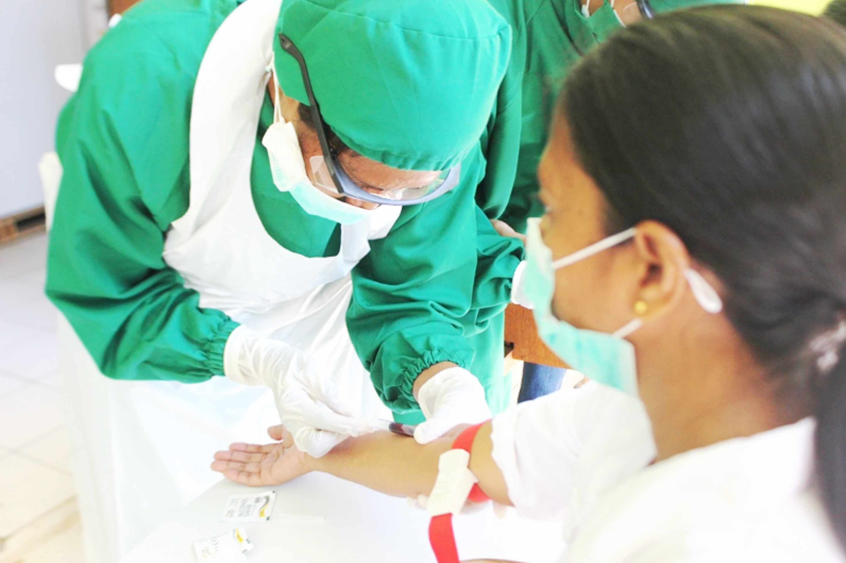 Tenaga medis di Sikka sednag menjalani rapid test