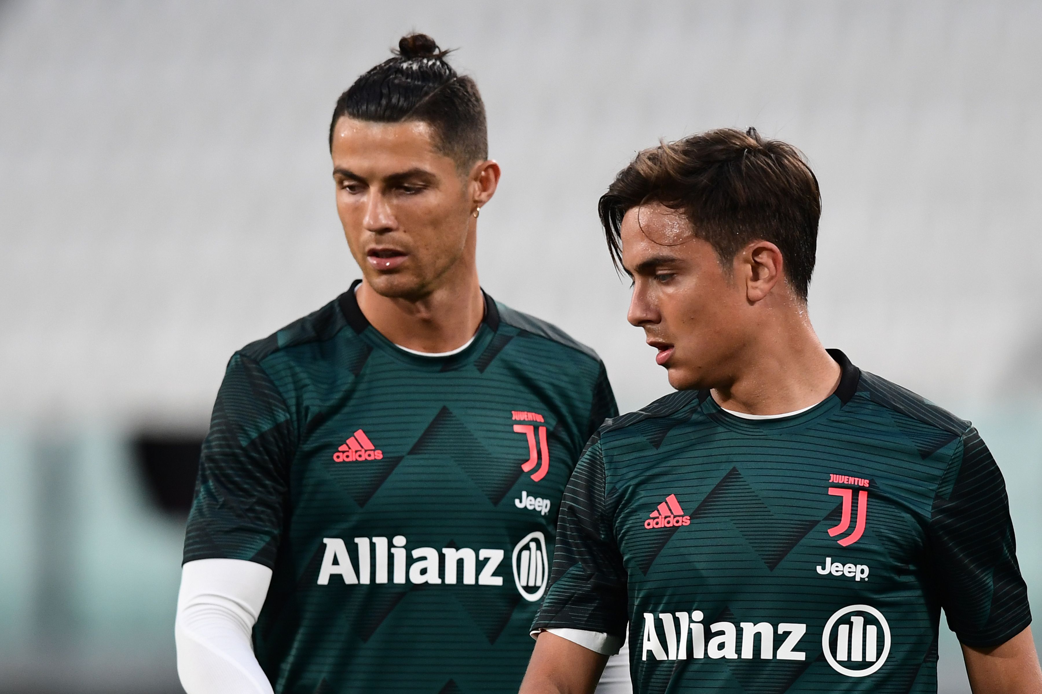 Cristiano Ronaldo (kiri) dan Paulo Dybala menjalani pemanasan sebelum tampil di laga semifinal Coppa Italia pertengahan Juni kemarin.