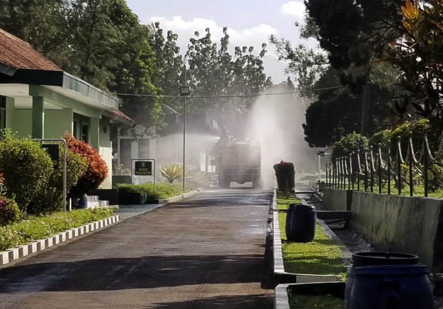 Penyemprotan disinfektan di Pusdikpom