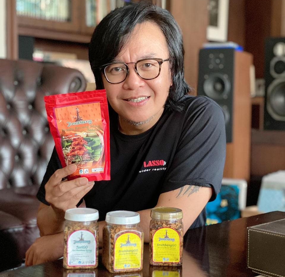 Prnyanyi Ari Lasso memegang produk UMKM hasil unggahan Lapak Ganjar milik gubernur Jateng, Ganjar Pranowo.