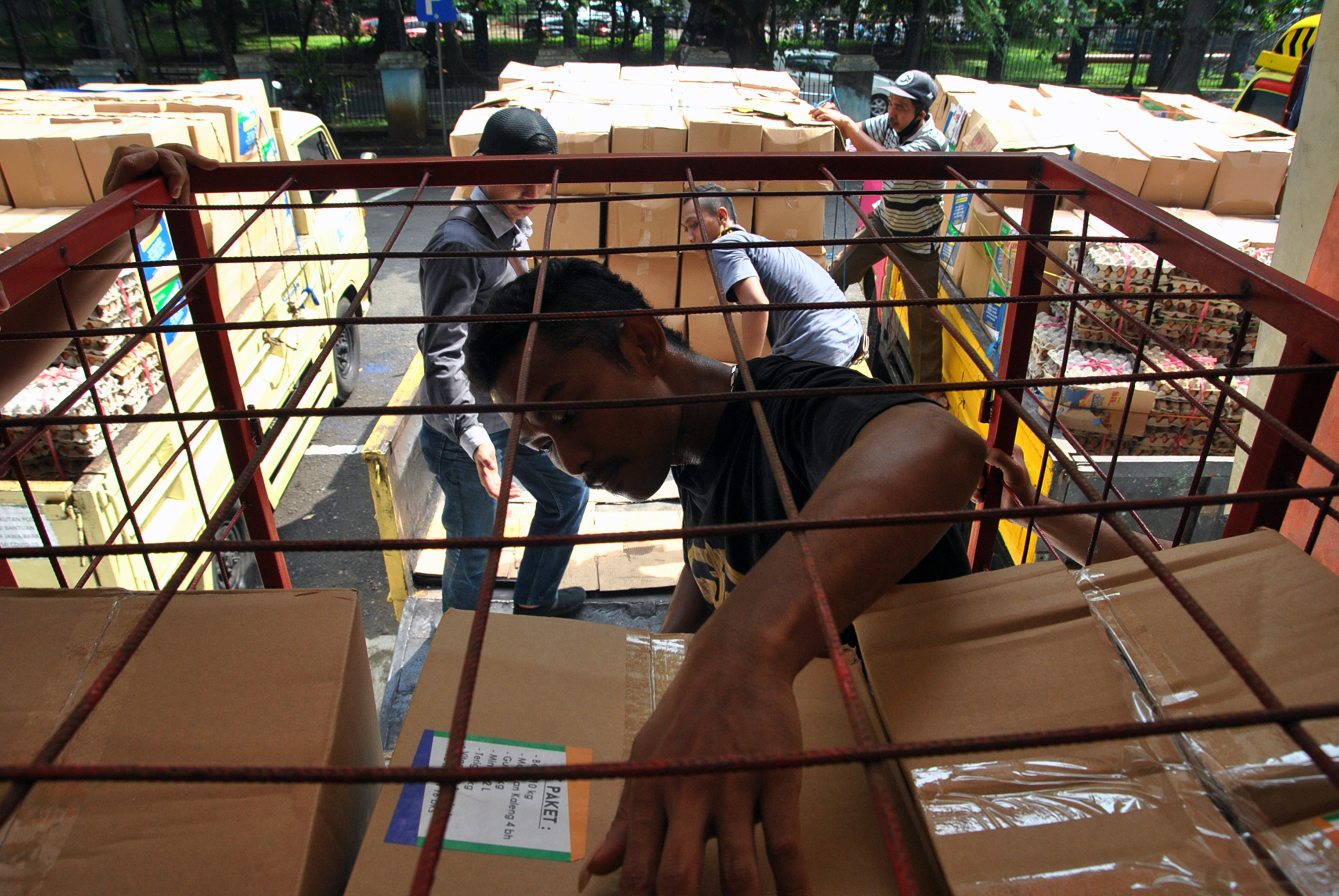 Penyaluran bansos bagi warga terdampak Covid-19 di Bogor