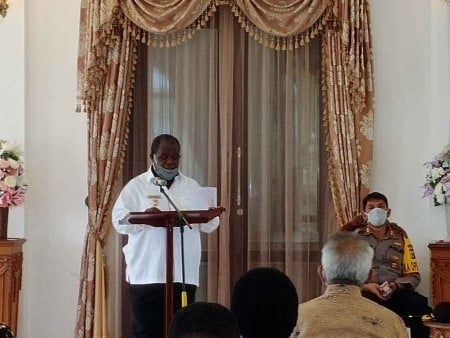 Bupati Sorong Johny Kamuru (kiri)