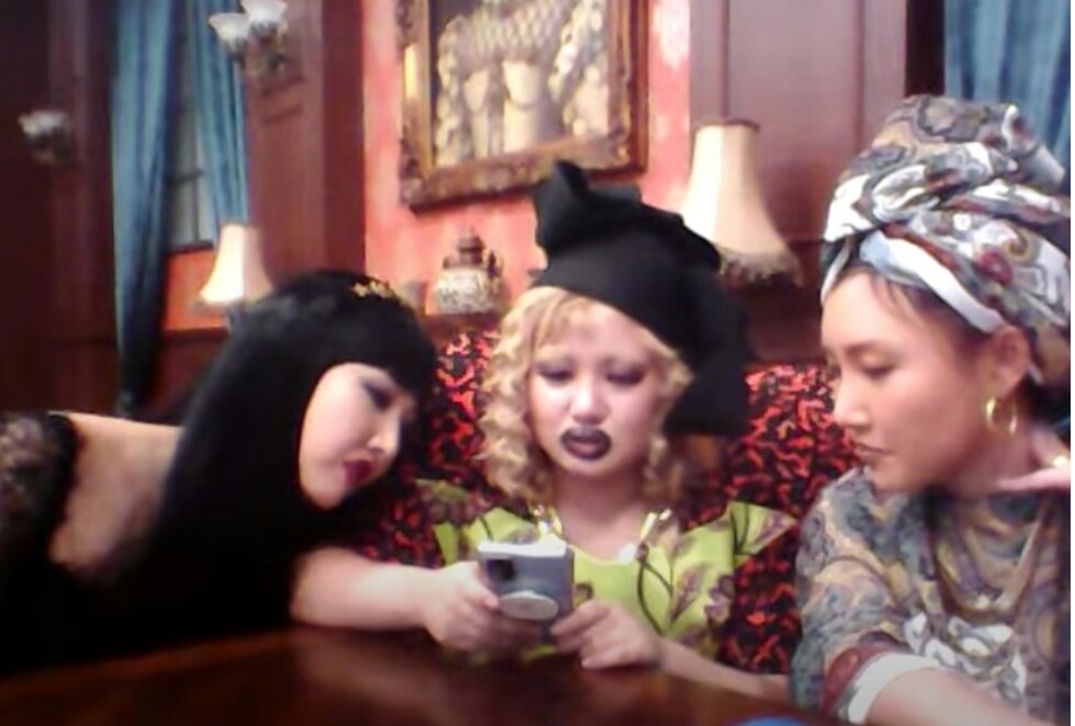 Hwasa (kanan) saat muncul di acara Home Alone mengenakan pakaian sauna Korea. Sebelumnya netizen mengkritik pakaian itu dengan isu rasis.