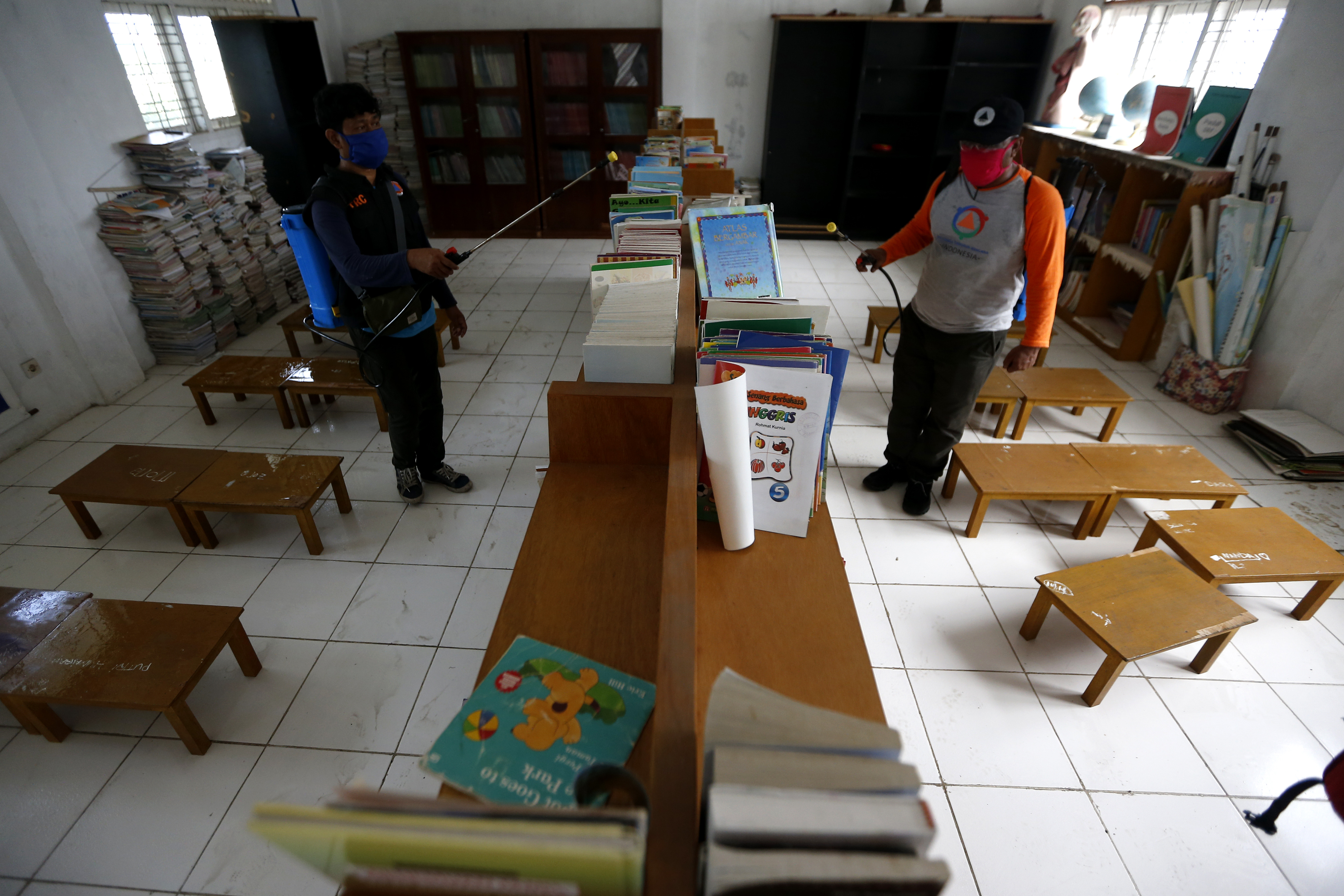 BPBD Kota Banda Aceh menyemprotkan cairan disinfektan di ruang perpustakaan SDN 17 di Banda Aceh, Aceh, Rabu (17/6)