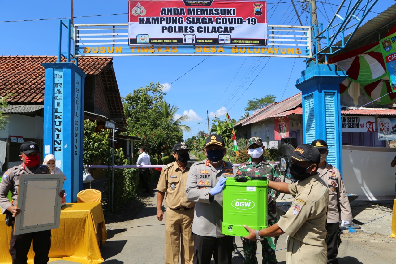 Pembentukan Kampung Siaga Covid-19 di Desa Bulupayung, Kecamatan Kesugihan, Cilacap, Jawa Tengah, pada Senin (13/4).