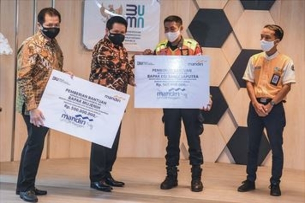 Wadirut Bank Mandiri Hery Gunardi (kedua kiri) bersama Presdir AXA Mandiri Financial Services Handojo G Kusuma (kiri) menyerahkan apresiasi 