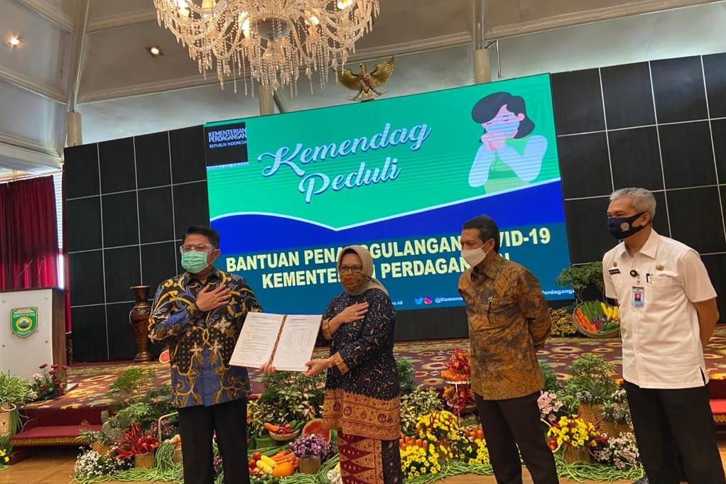 Dirjen PKTN Veri Anggriono dan Irjen Kemendag Srie Agustina menyerahkan bantuan APD kepada Gubernur Sumsel Herman Deru.