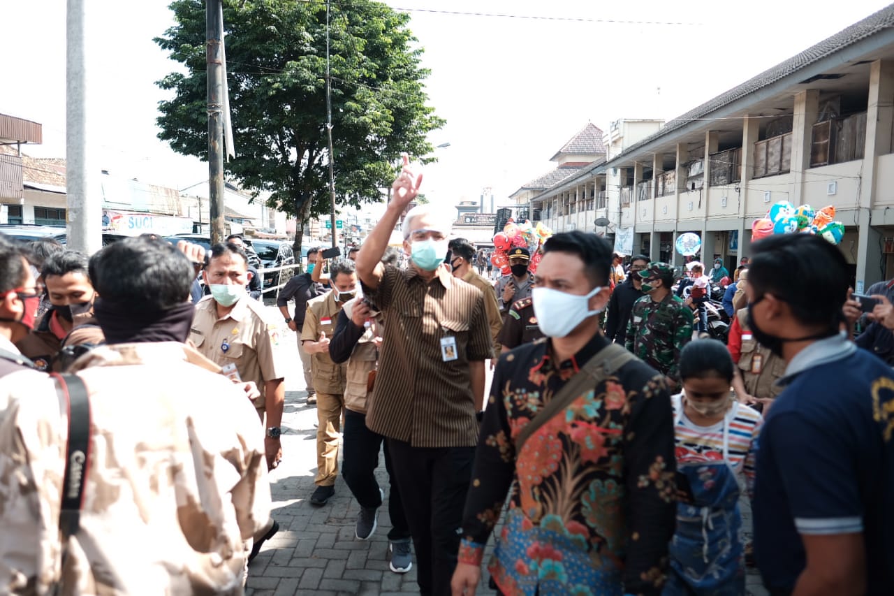 Gubernur Jawa Tengah Ganjar Pranowo saat mengunjungi Pasar Temanggung, Selasa (16/6).