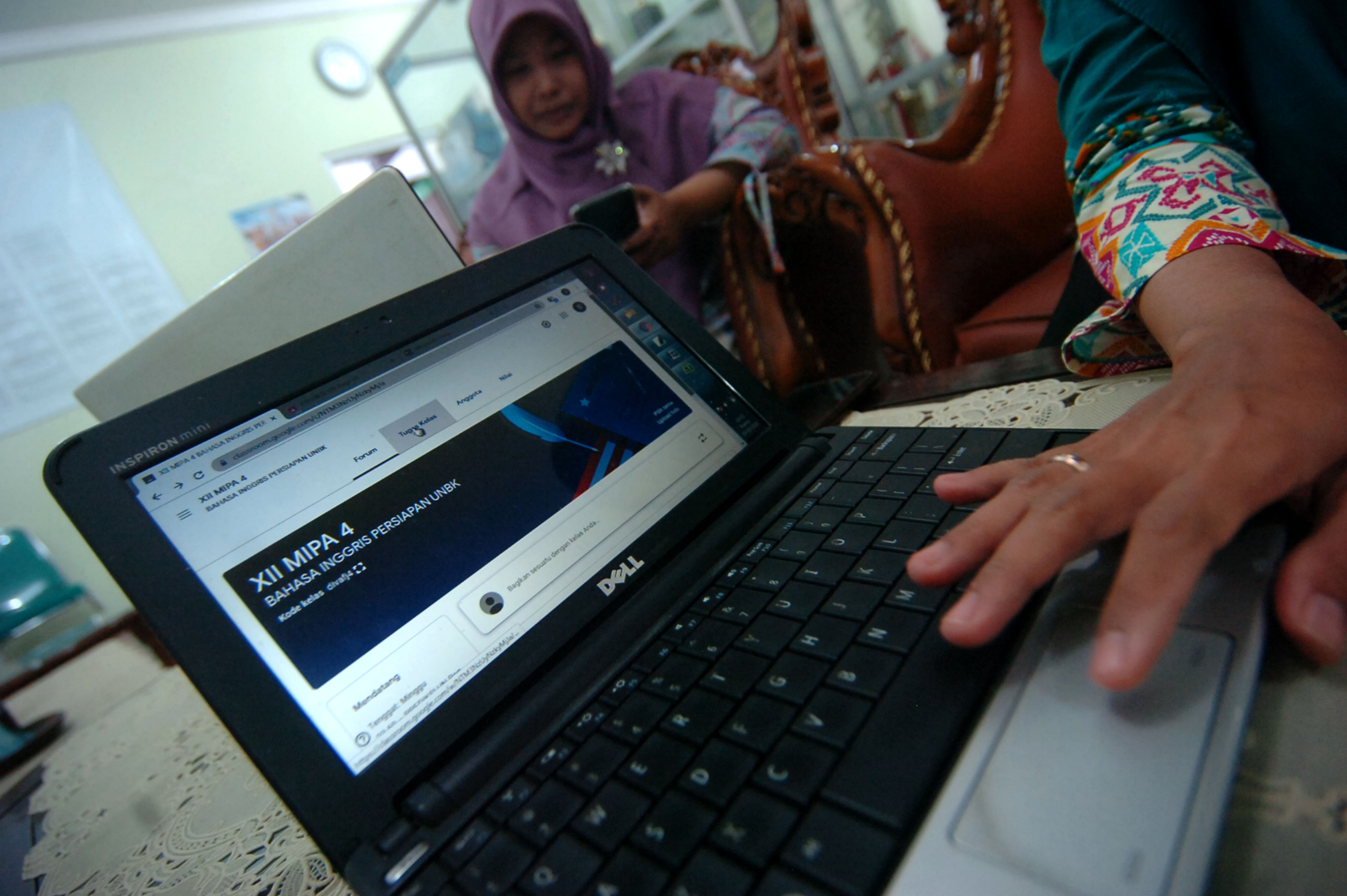 Guru menunjukkan tugas untuk siswa lewat Google Classroom di SMAN 2 Kota Tegal, Jawa Tengah.
