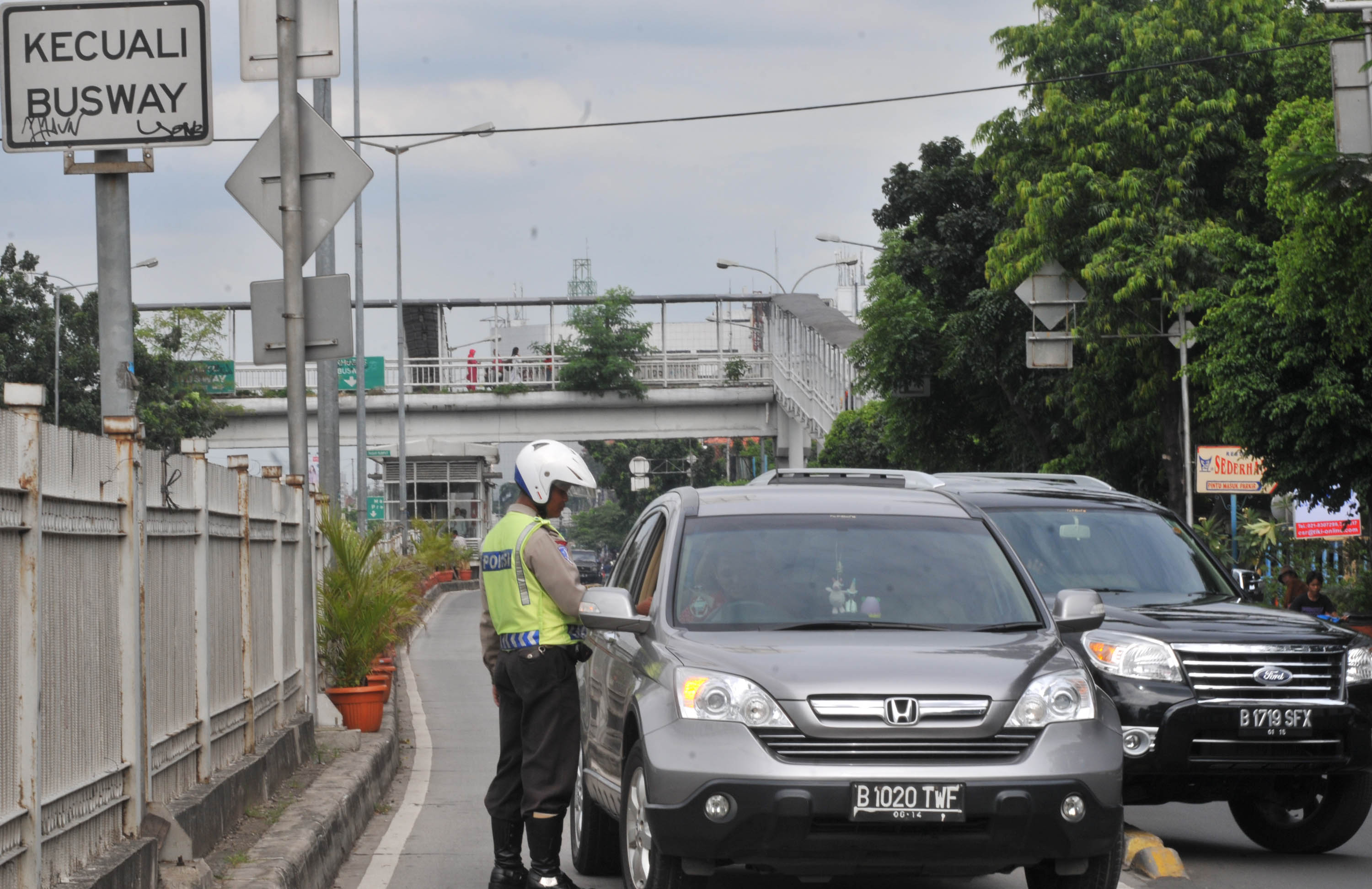 Ilustrasi--Polisi menilang pengemudi mobil yang masuk ke jalur Trans-Jakarta.