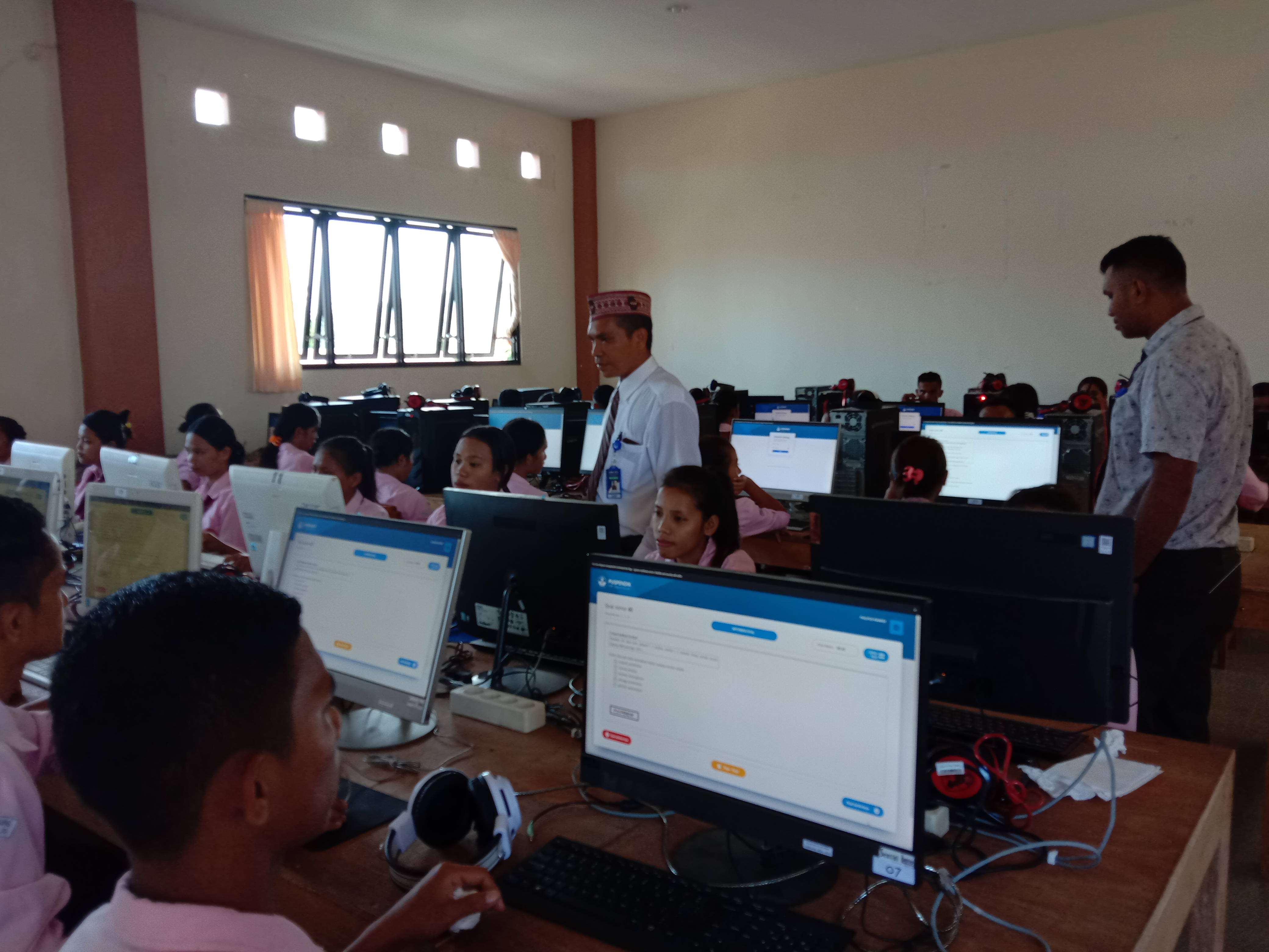 Siswa di SMK Labuanbajo NTT mengikuti UNBK.