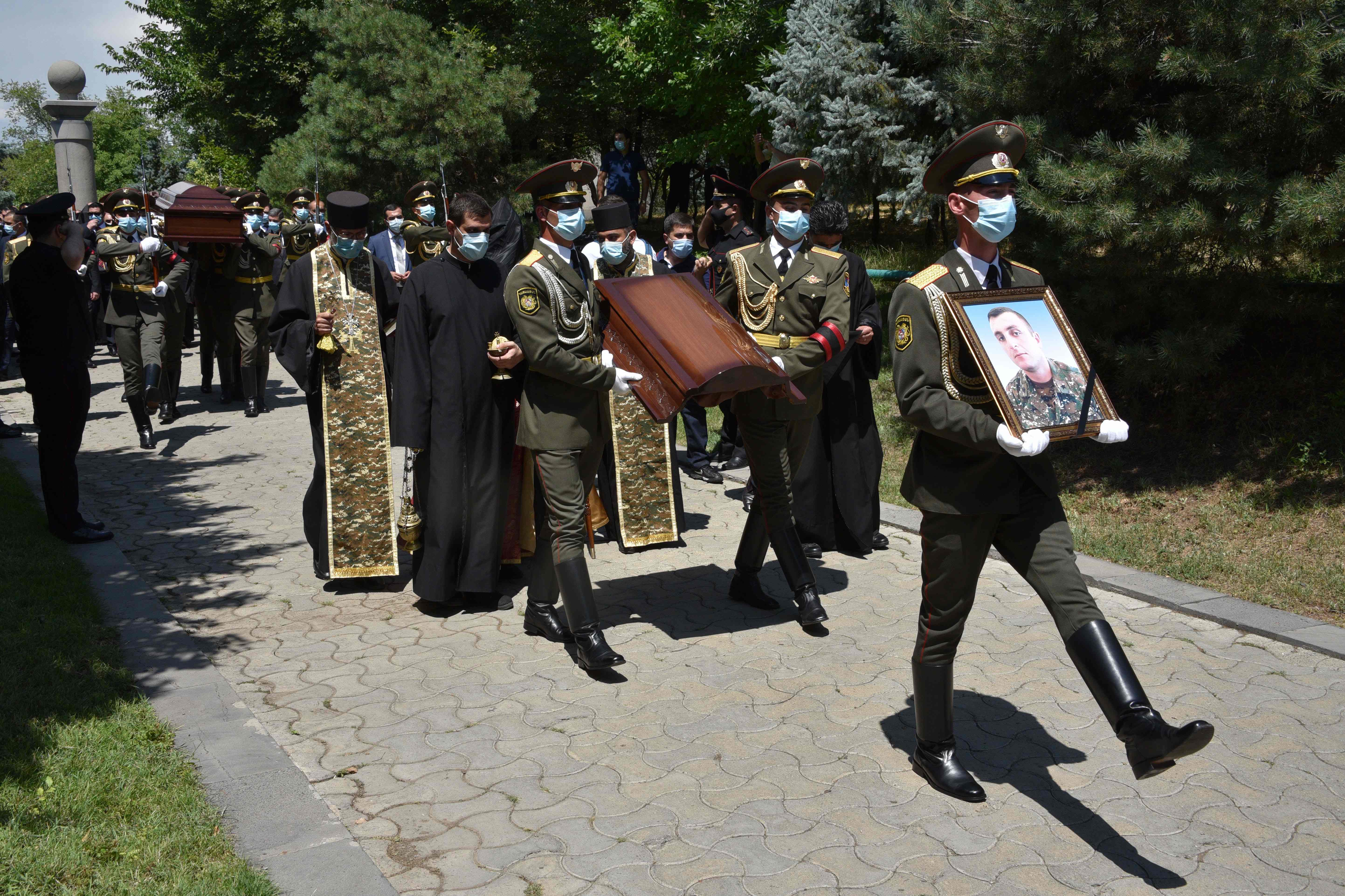 Upacara pemakaman Mayor Garush Hambardzumyan dari Armenia yang tewas dalam pertempuran di perbatasan Armenia-Azerbaijan di Yerevan, Armenia.