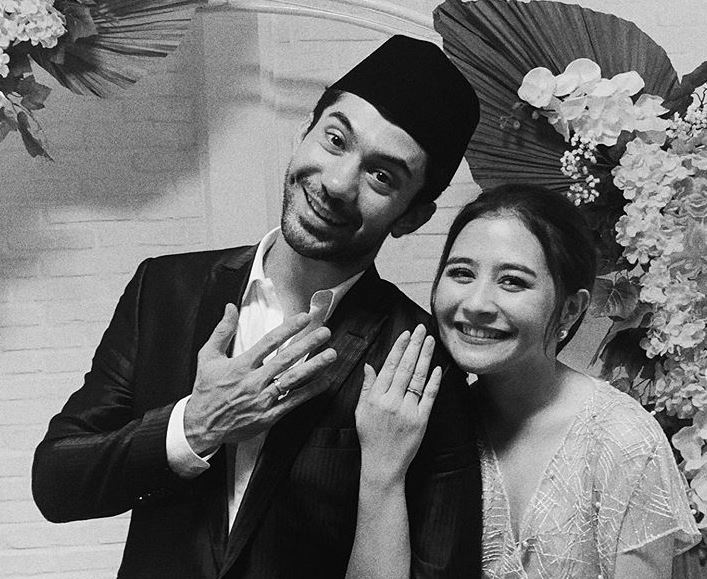 Reza Rahadian (kiri) dan Prilly Latuconsina