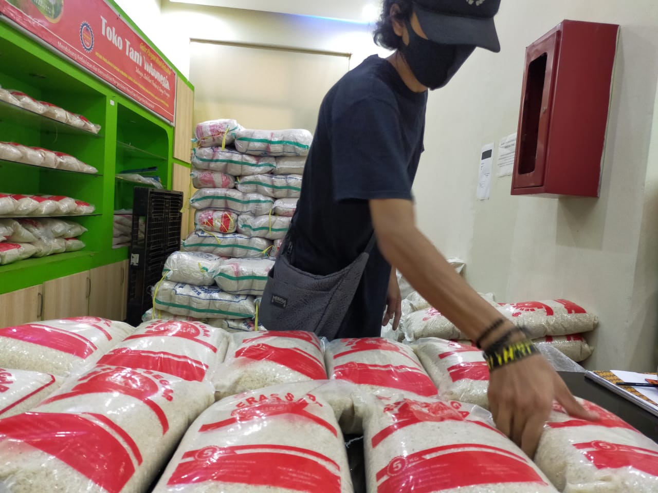 Pasar Mitra Tani (PMT) berupaya menyiapkan pasokan kebutuhan pangan jelang perayaan Idul Adha. 