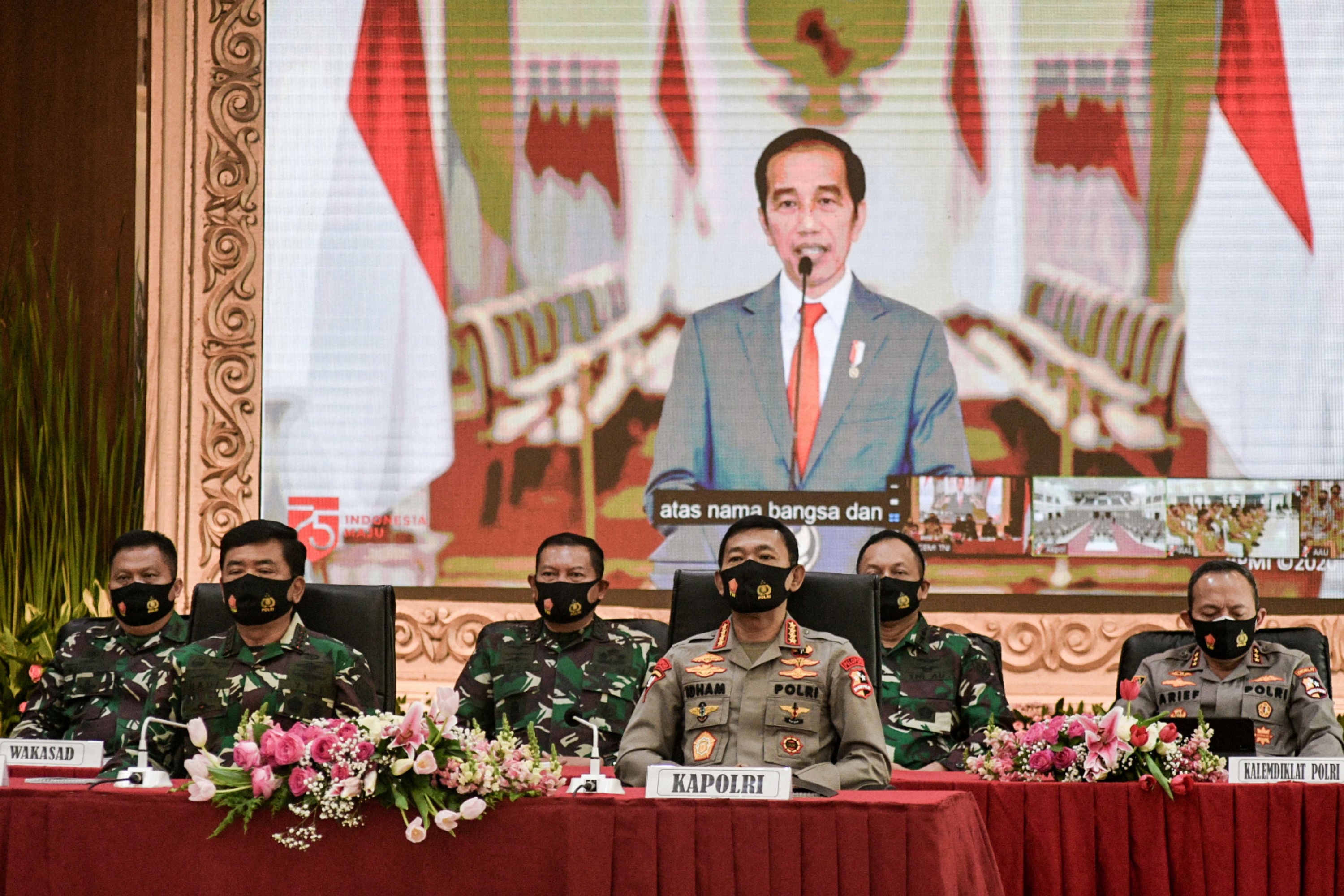 Presiden Republik Indonesia Joko Widodo memberikan sambutan pada acara pembekalan Calon Perwira Muda TNI-Polri di Mabes TNI Cilangkap