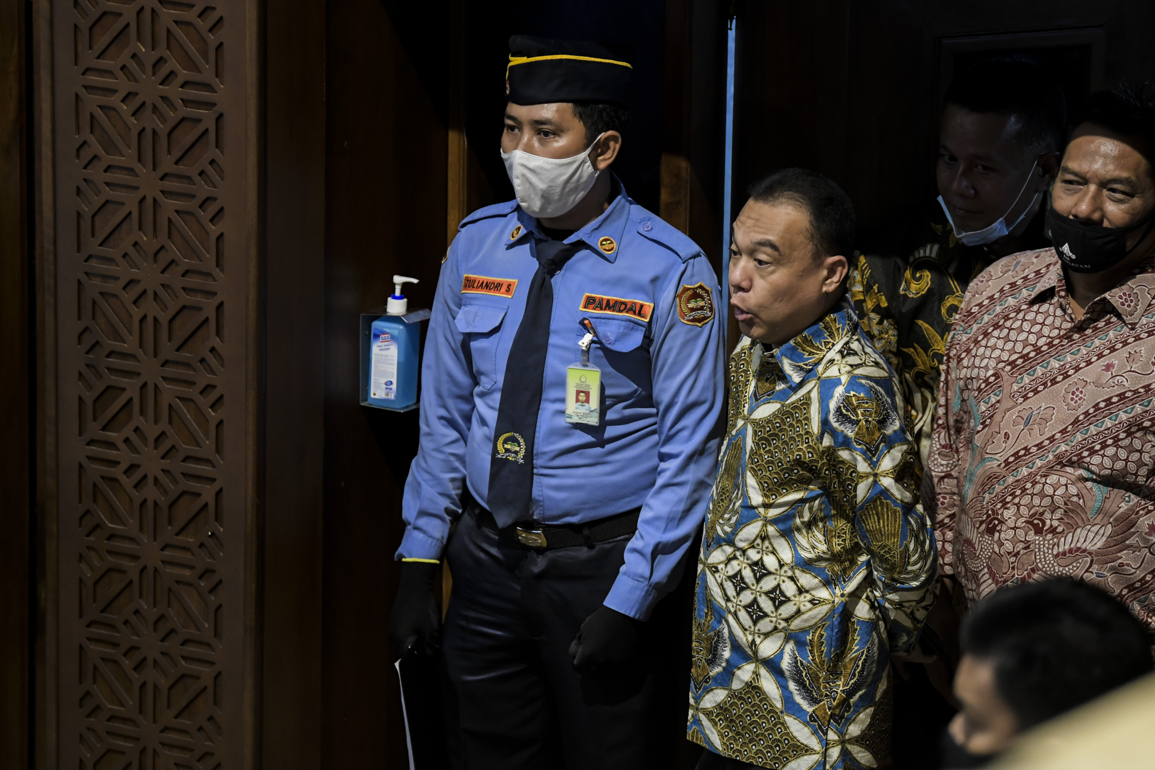 Wakil Ketua DPR Sufmi Dasco Ahmad (tengah) 