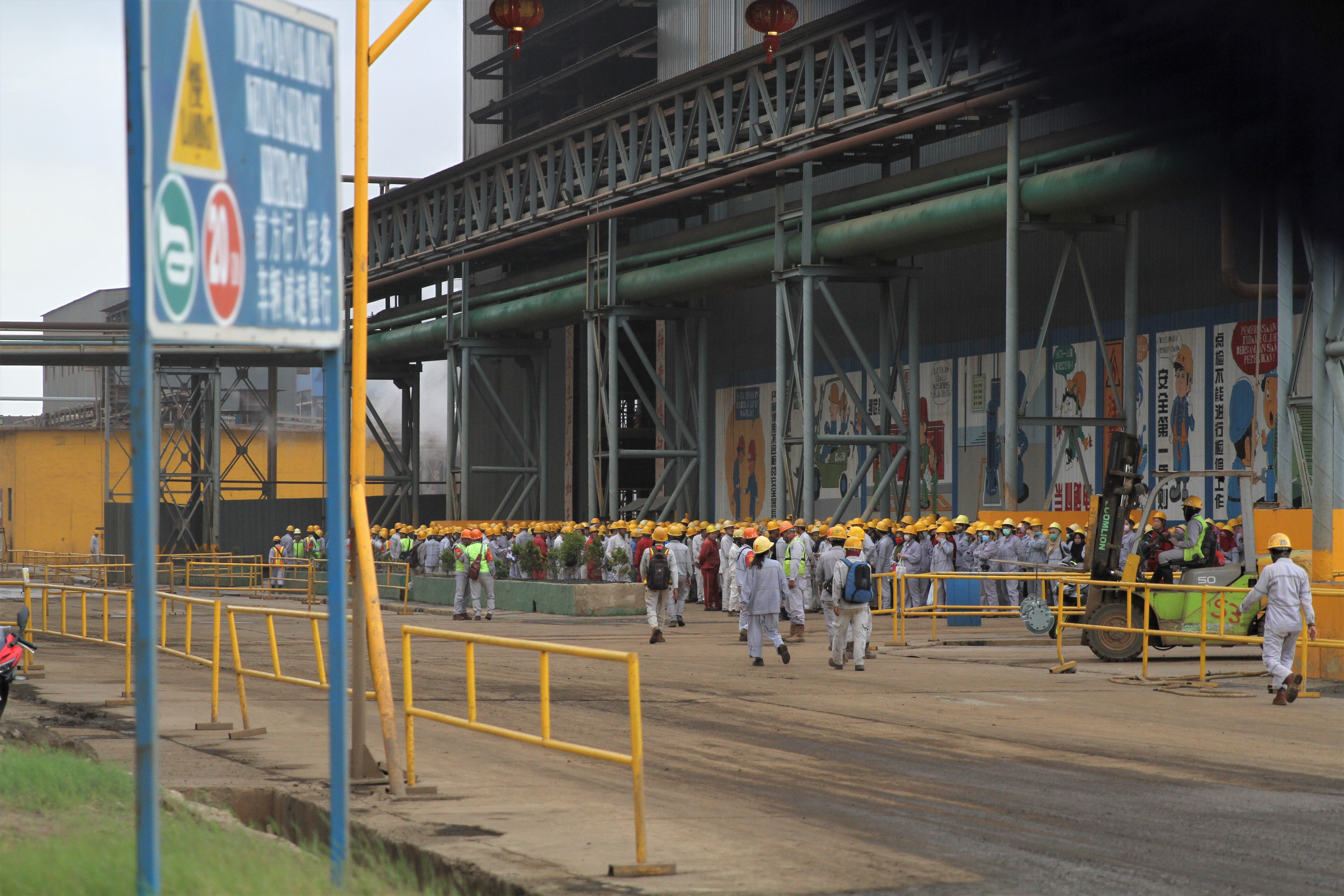 Ratusan tenaga kerja asing (TKA) dan tenaga kerja lokal berkumpul pada jam istirahat di perusahaan tambang PT Virtue Dragon Nickel Industri.