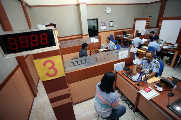 Ilustrasi -- Petugas melakukan perekaman data pemohon paspor di Kantor Imigrasi Kelas II Blitar, Blitar, Jawa Timur. 