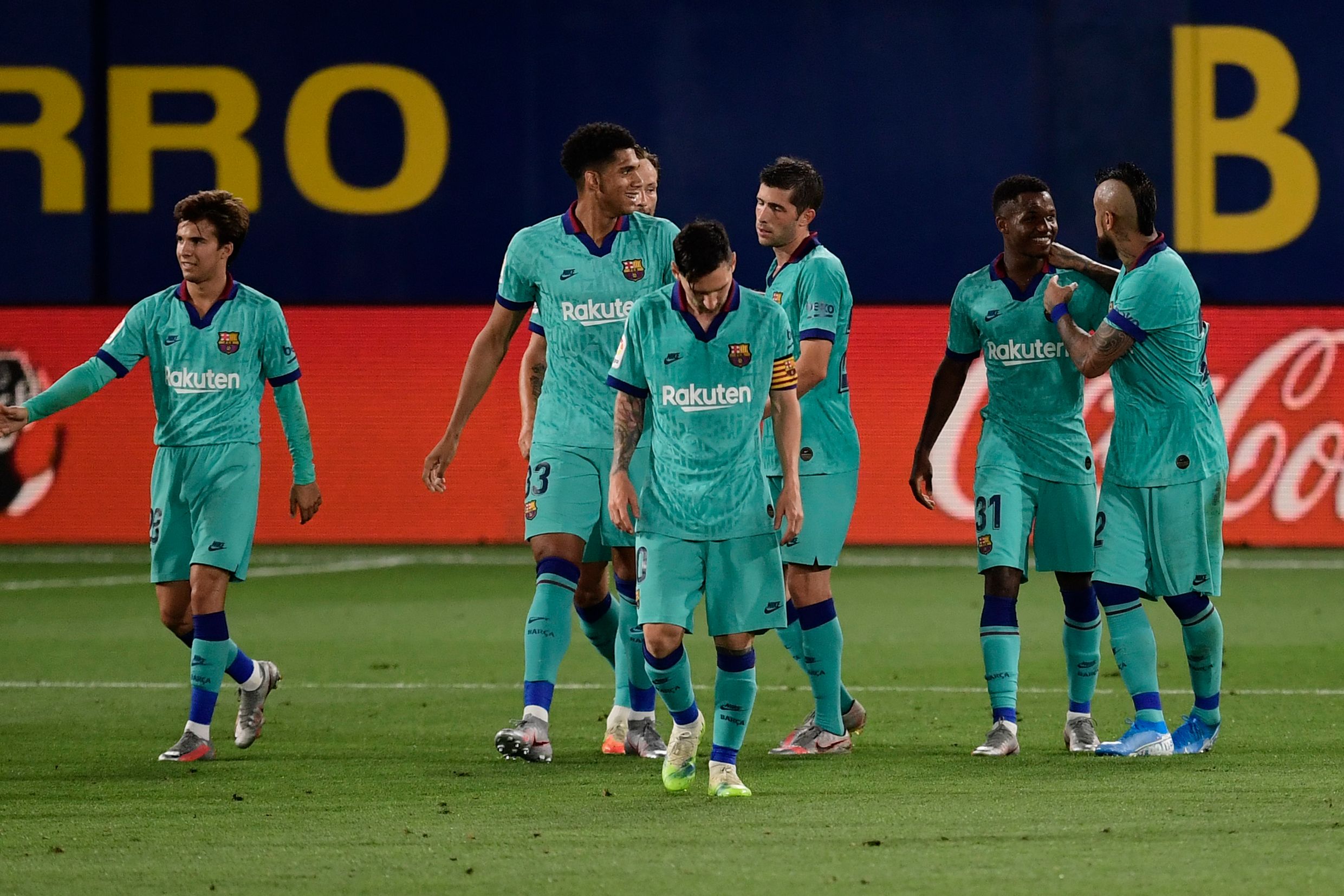 Para pemain Barcelona merayakan gol keempat mereka ke gawang Villarreal di laga lanjutan La Liga.