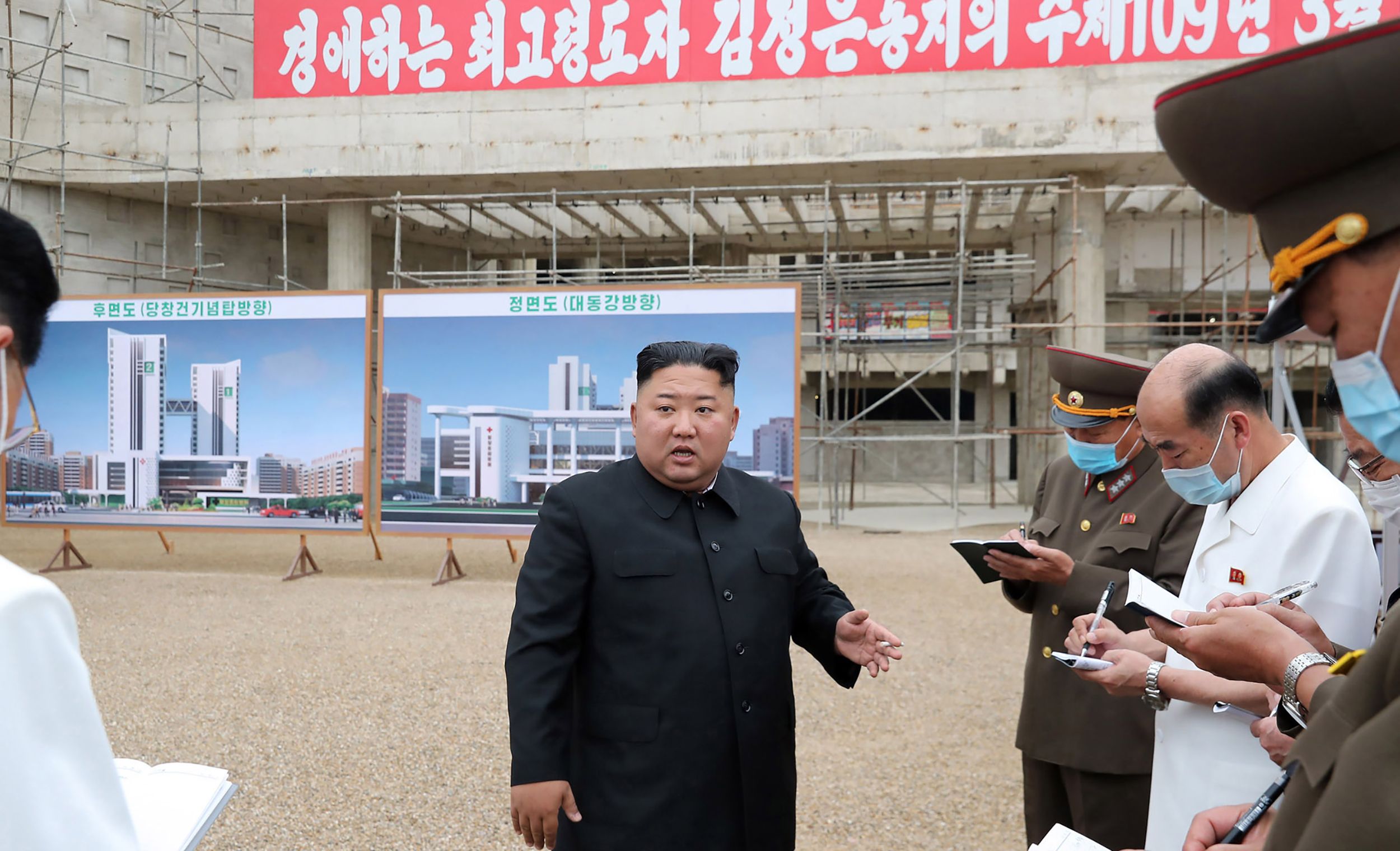 Pemimpin Korea Utara Kim Jong Un meninjau pembangunan Rumah Sakit Umum Pyongyang.