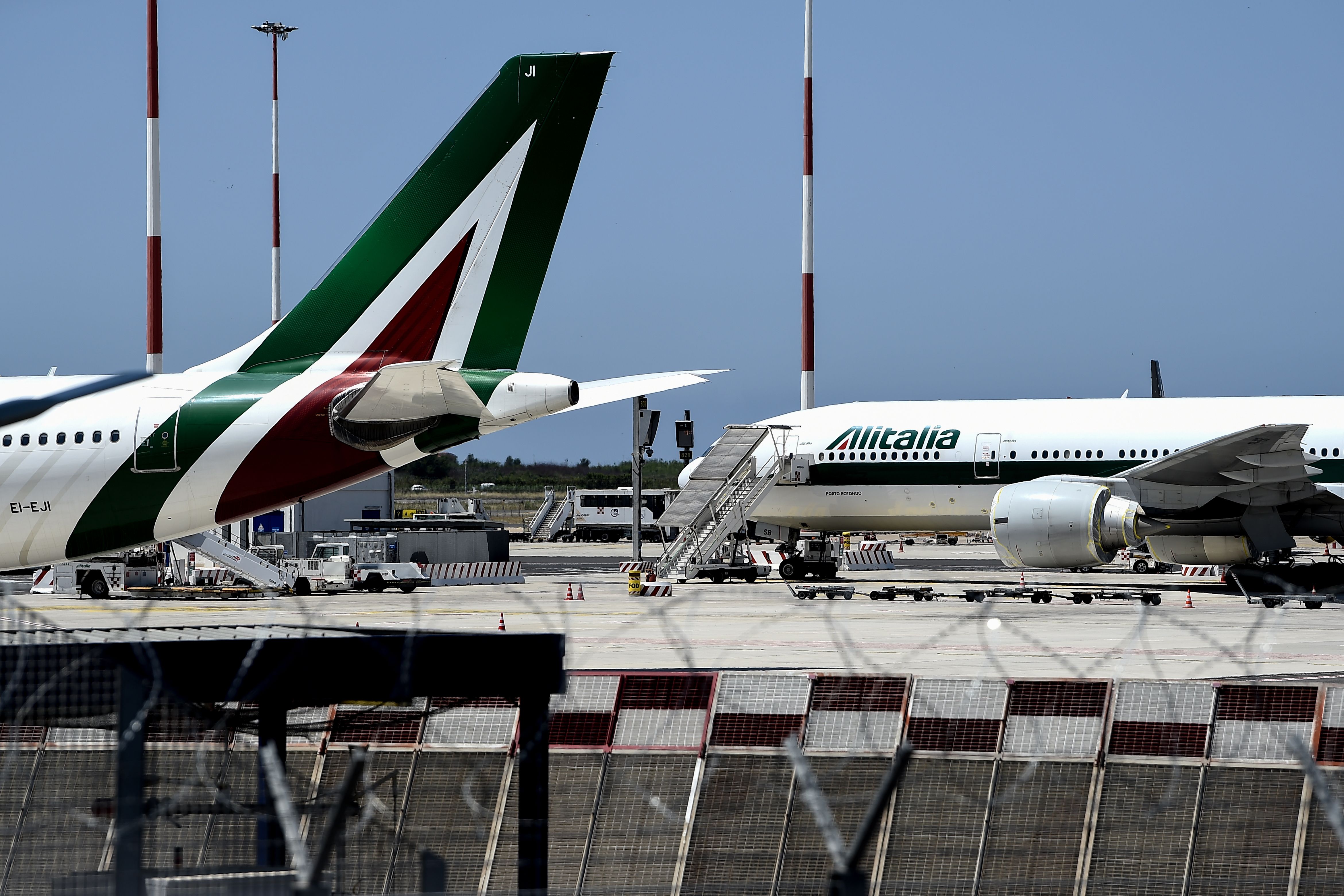 Pesawat milik maskapai Alitalia terparkir di Bandara Fiumicino, Roma.
