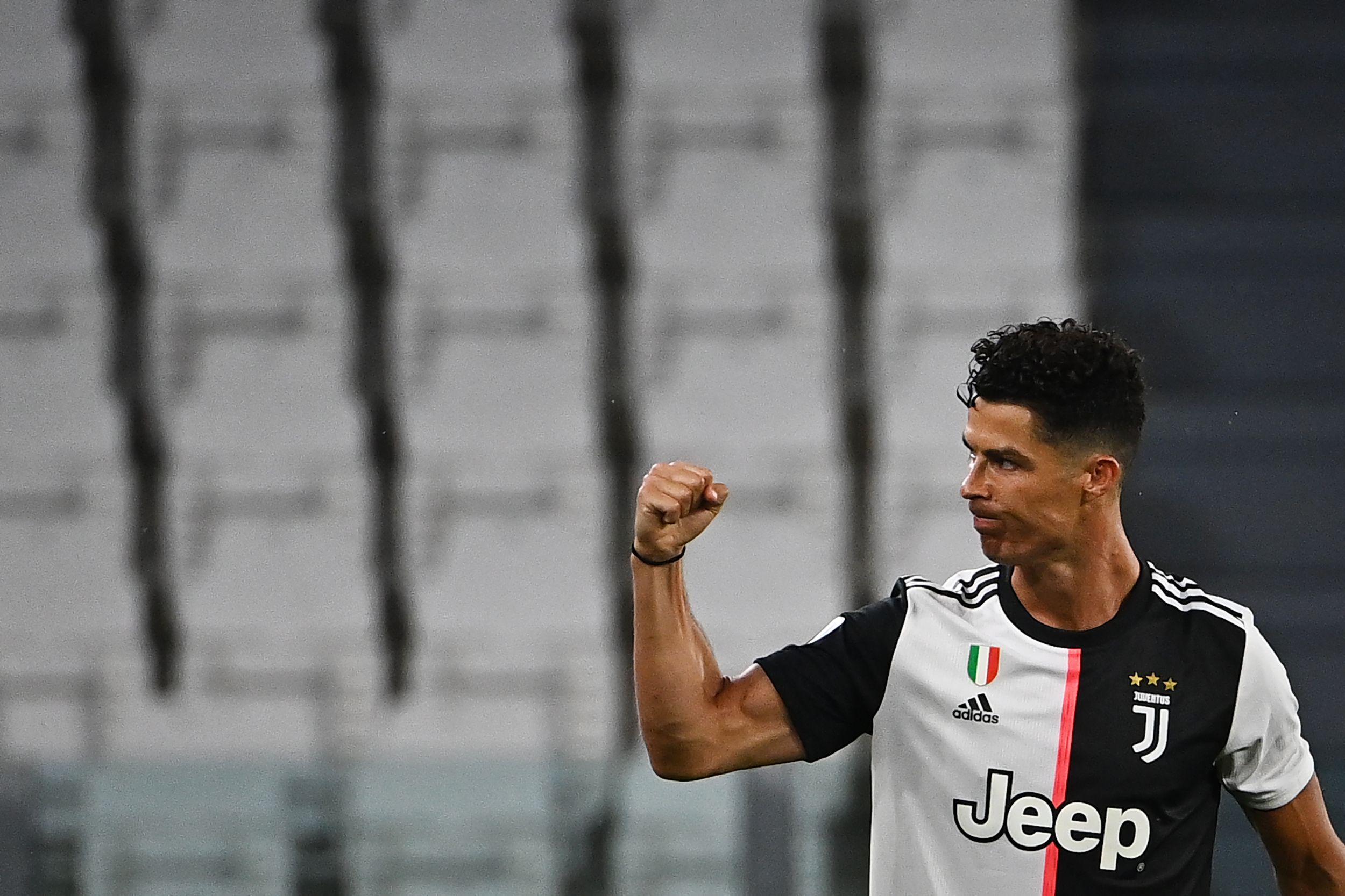 Penyerang Juventus Cristiano Ronaldo melakukan selebrasi usai mencetak gol ke gawang Lazio.