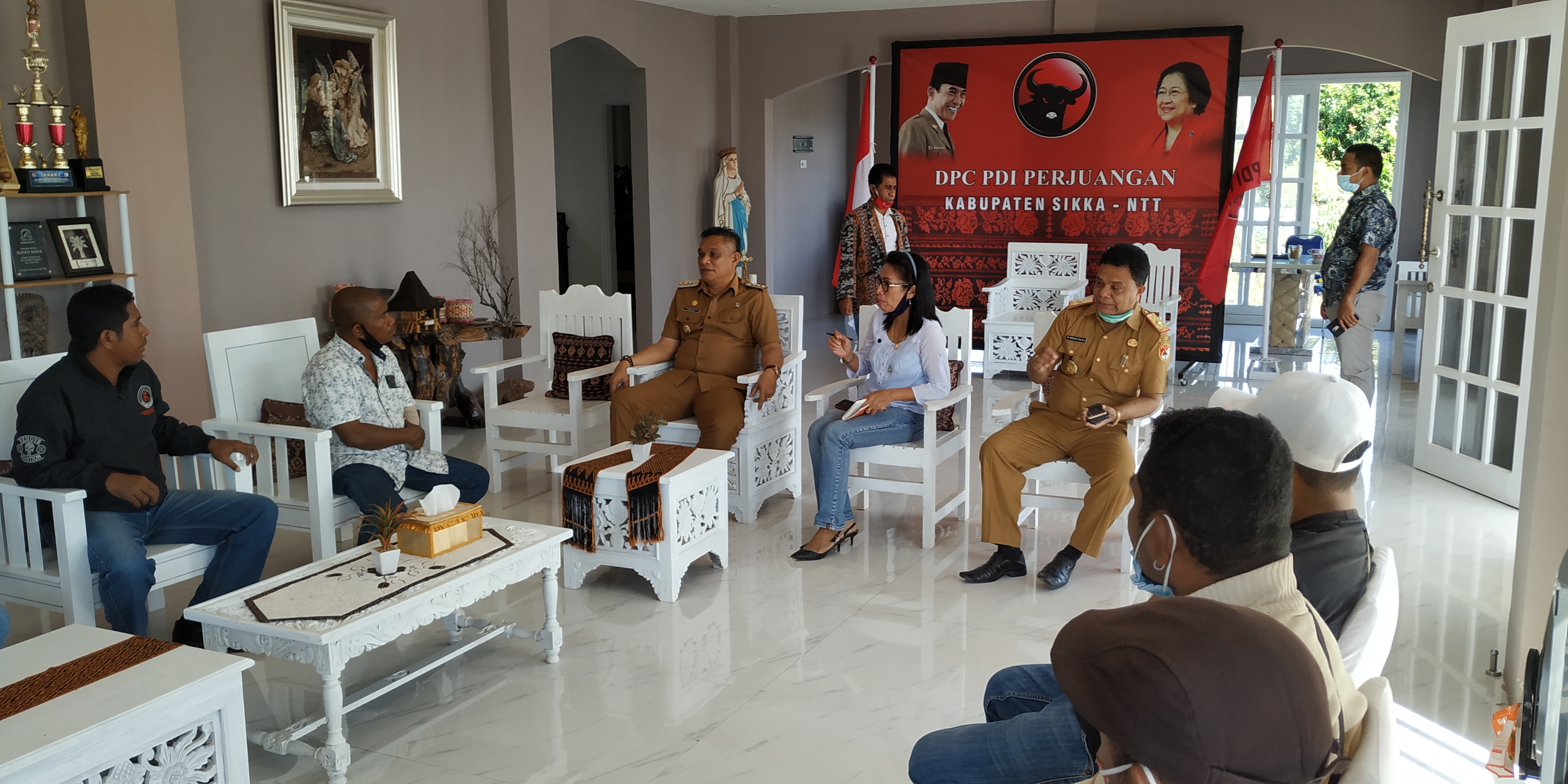 Warga Tana Duen bertemu Bupati Sikka, Fransiskus Roberto mengadukan pemilihan anggota BPD Desa Tana Duen tidak sesuai aturan.