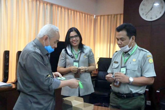 Gubernur Kaltim Isran Noor (kiri) mendengar penjelasan Kepala BPTP Kaltim, Muhammad Amin (kanan) yang didampingi Kasie KSPP Margaretha T.