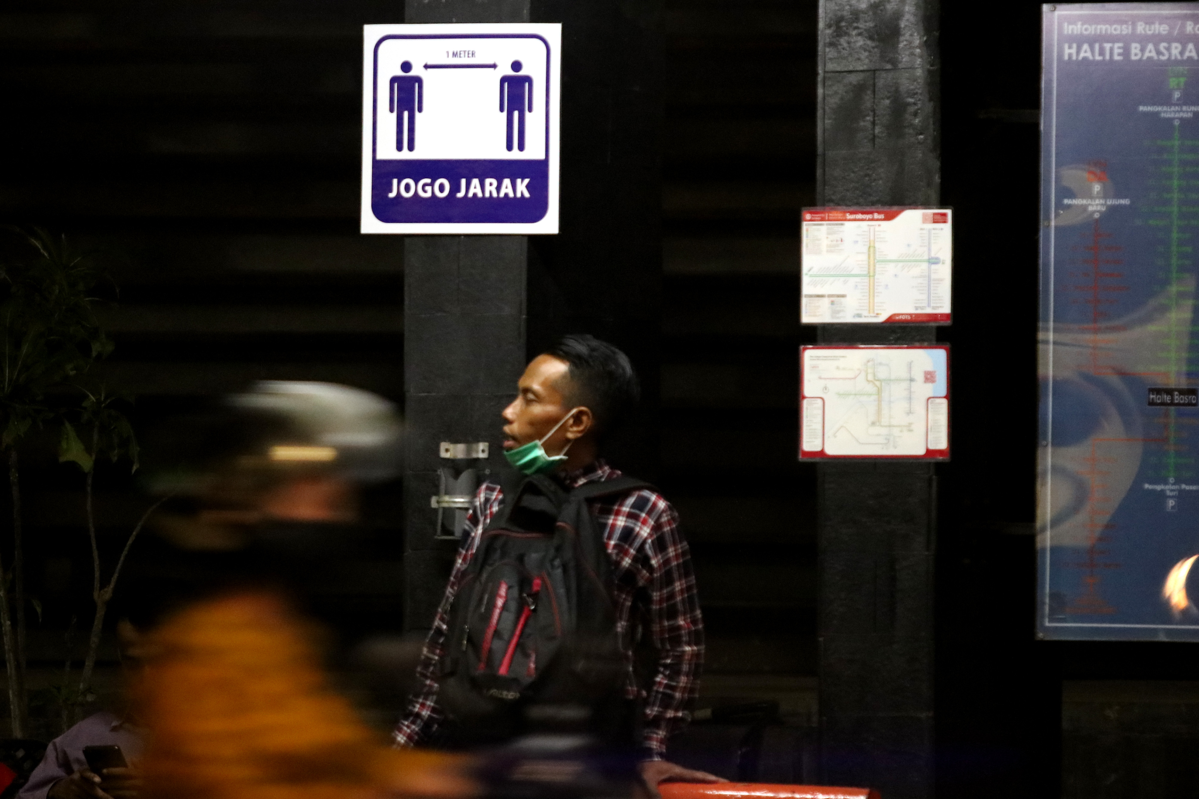Perkembangan jumlah pasien covid-19 terus naik. Warga menunggu bus di Jalan Basuki Rahmat, Surabaya, Jawa Timur, Kamis (2/7), kemarin.