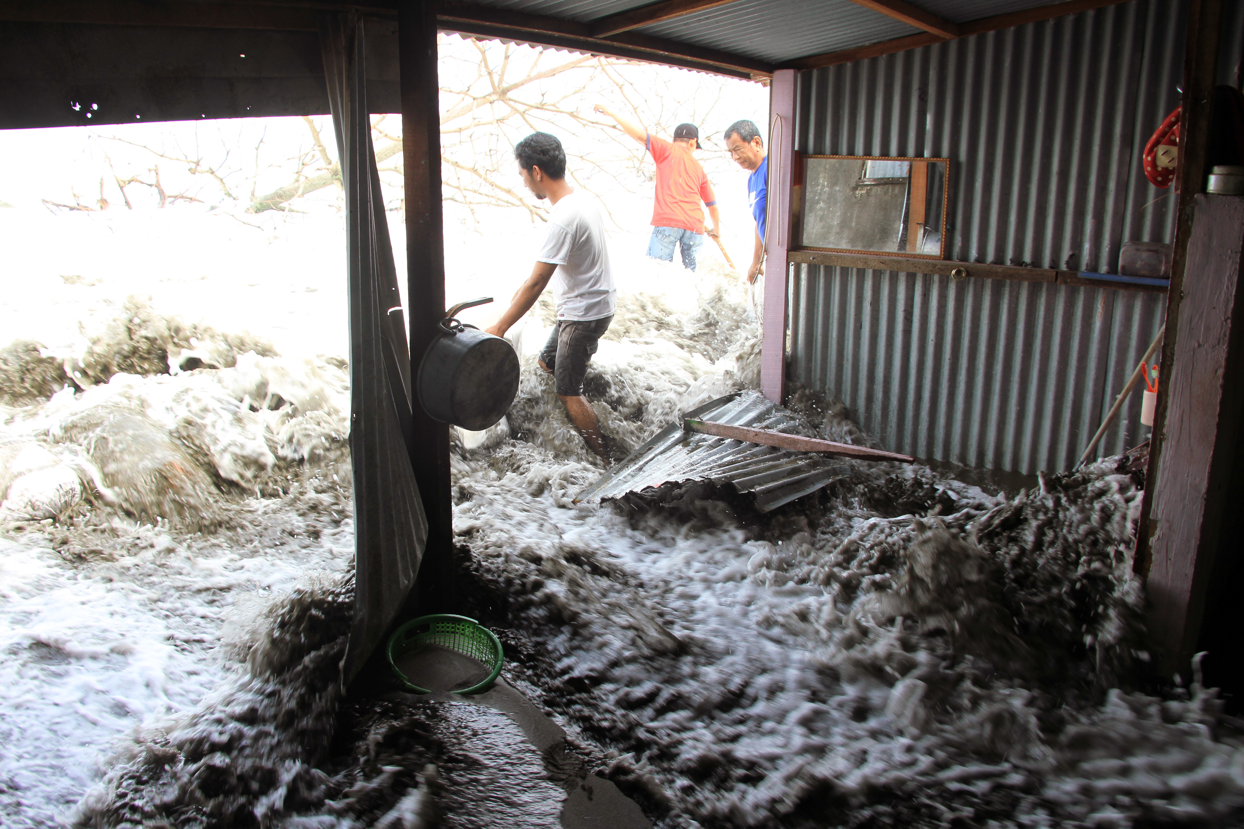 Warga membenahi rumahnya yang rusak akibat dihantam gelombang pasang di Desa Gampong Belakang, Kecamatan Johan Pahlawan, Aceh Barat.