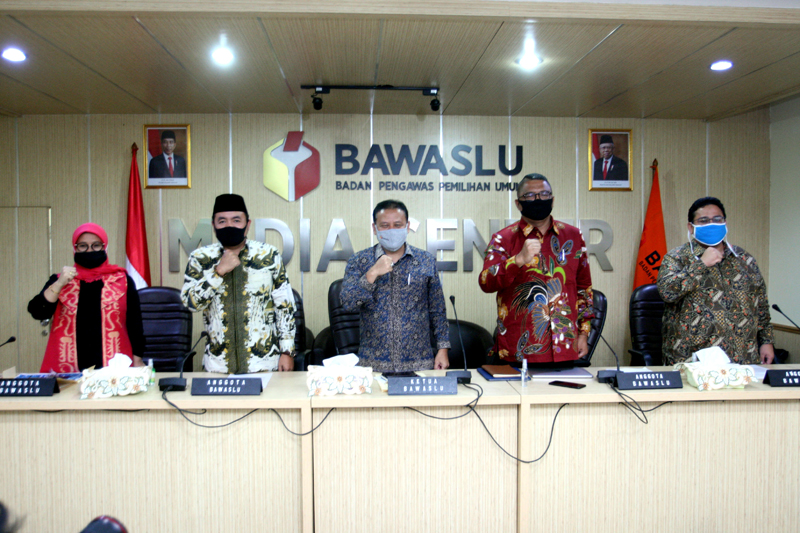 Ketua Bawaslu Abhan (tengah) di dampingi Anggota Bawaslu memberikan salam sebelum konpers di Gedung Bawaslu, Jakarta, Selasa (14/7).