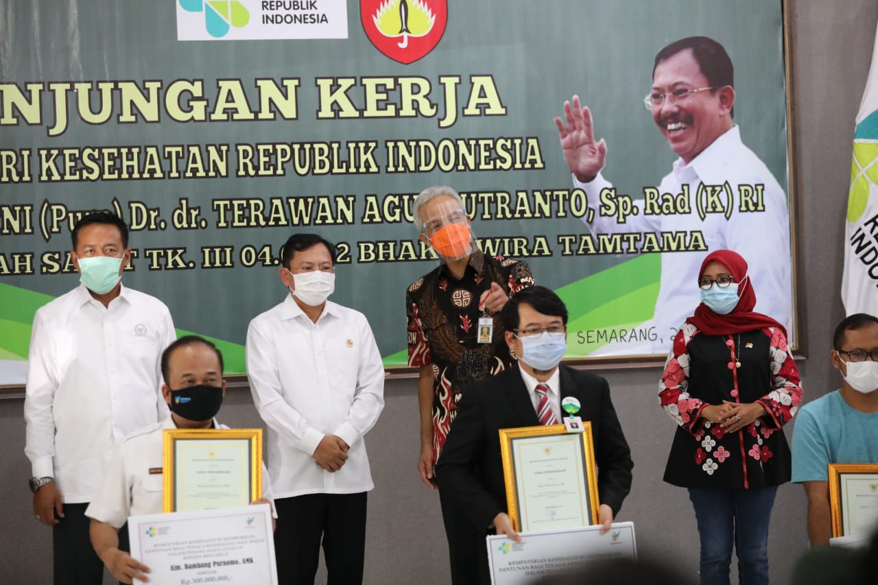 MENTERI Kesehatan, Terawan Agus Putranto memberikan insentif kepada para tenaga medis di Jawa Tengah. 