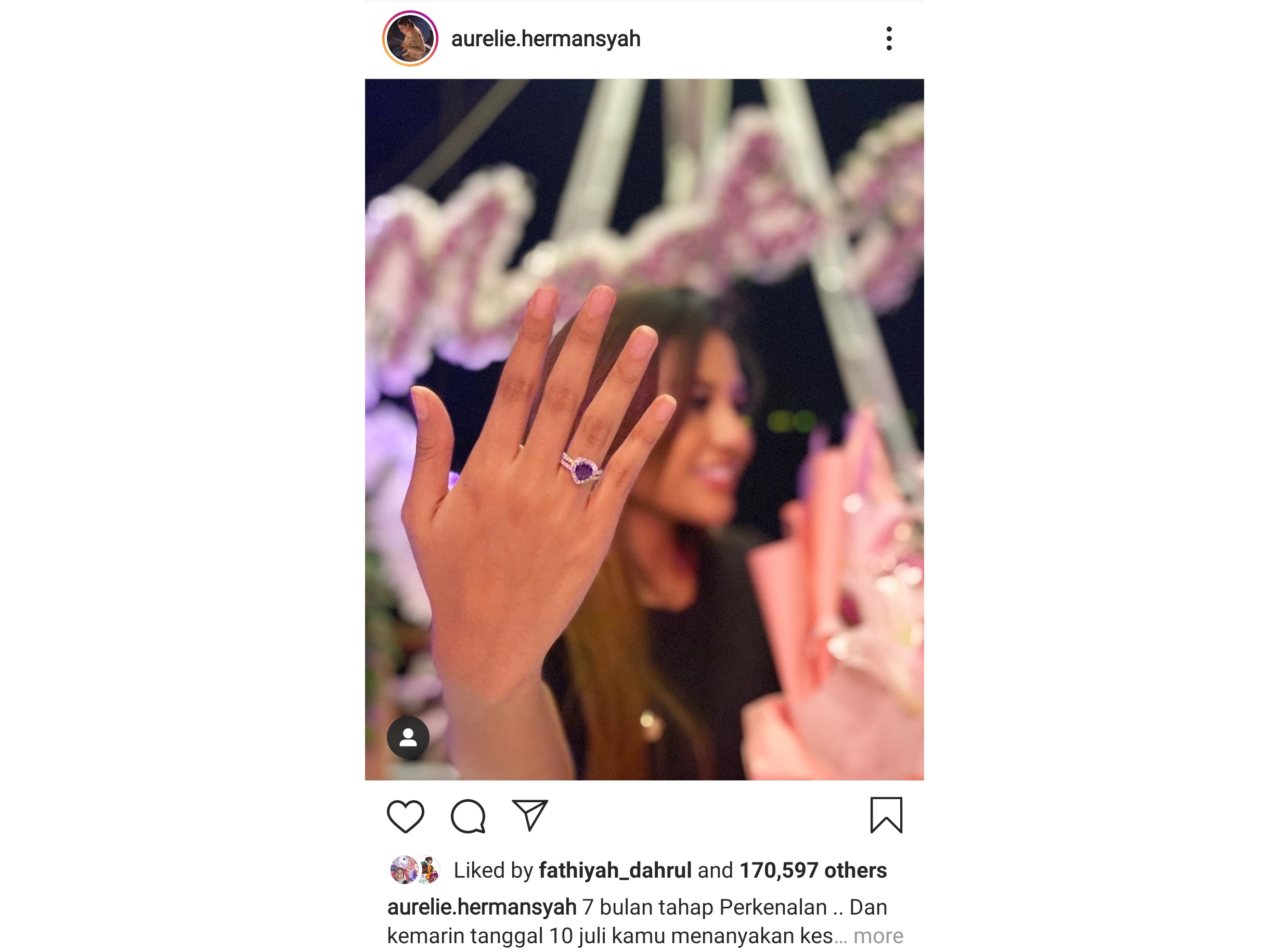 Foto unggahan Aurel Nurhermansyah memperlihatkan cincin pemberian Atta Halilintar. 