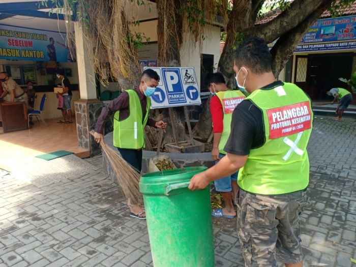 Pelanggar penggunaan masker di Sidoarjo, Jatim selain didata juga dihukum menyapu di areal publik.