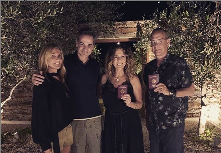 Tom Hanks dan Rita Wilson (paling kanan dan sebelah kirinya) memamerkan paspor Yunani mereka bersama PM Yunani Kyriakos Mitsotakis dan istri