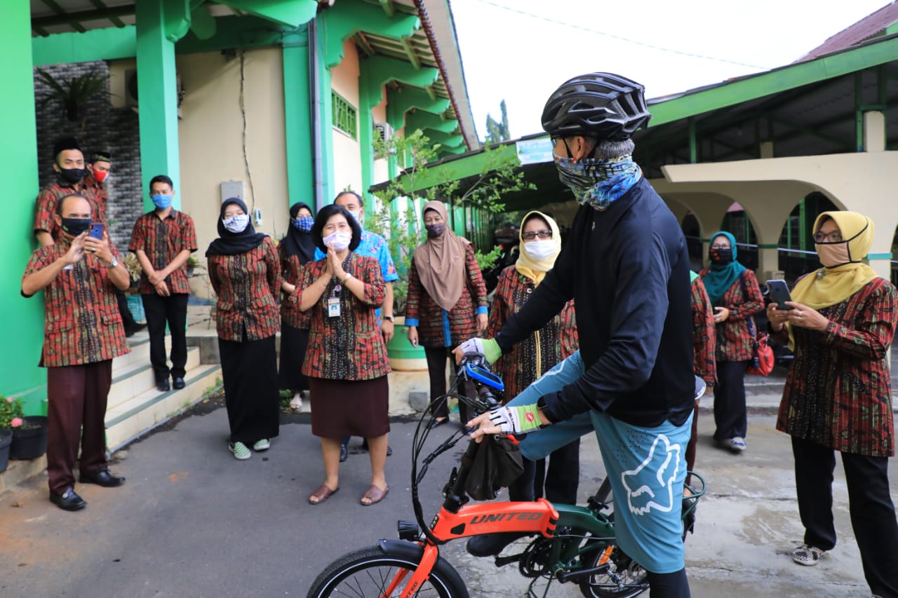 Gubernur Jawa Tengah Ganjar Pranowo mengecek proses verifikasi data di SMAN 4 dan 9 Banyumanik Kota Semarang.